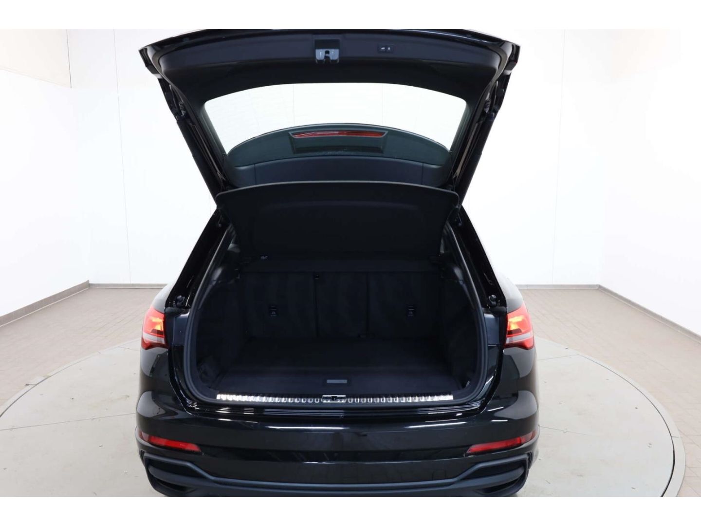 Audi Q3 35 TDI quattro S line S-Tronic - Samsaru's Car Outlet