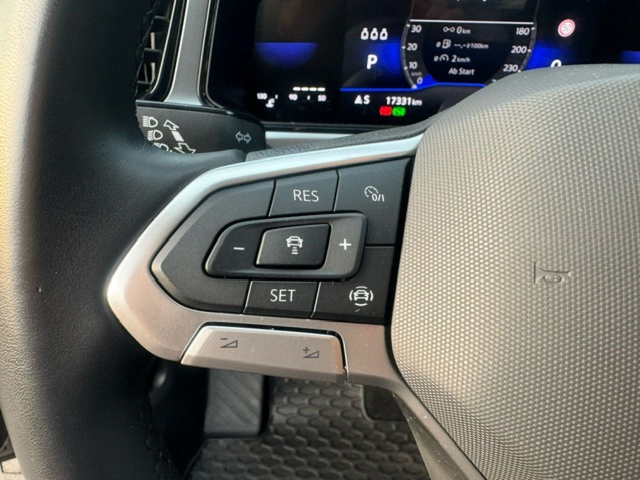 Volkswagen T-Roc Life 1.5 TSI DSG - Samsaru's Car Outlet
