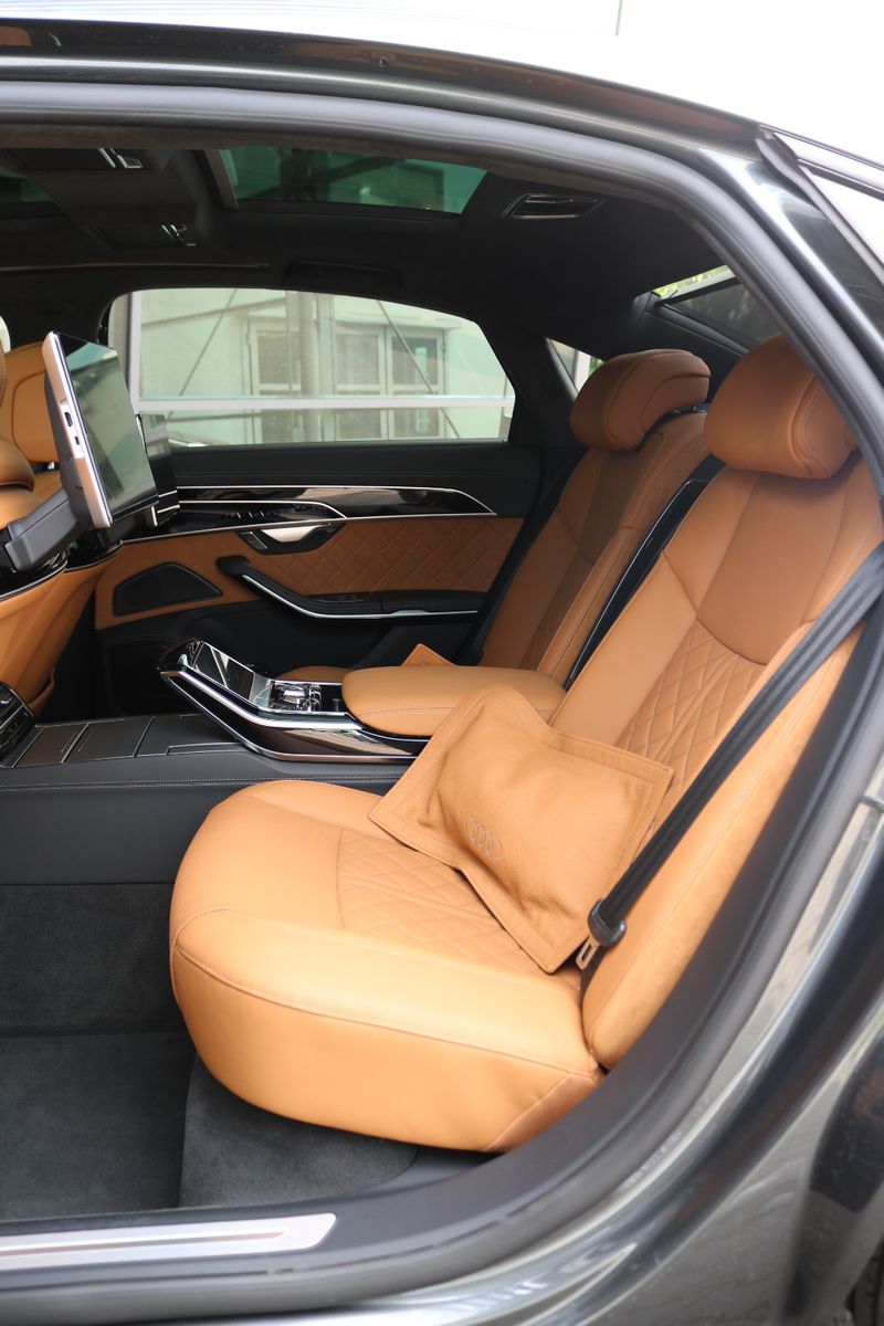 Audi A8 L 60 TFSI e Lang S line - Samsaru's Car Outlet