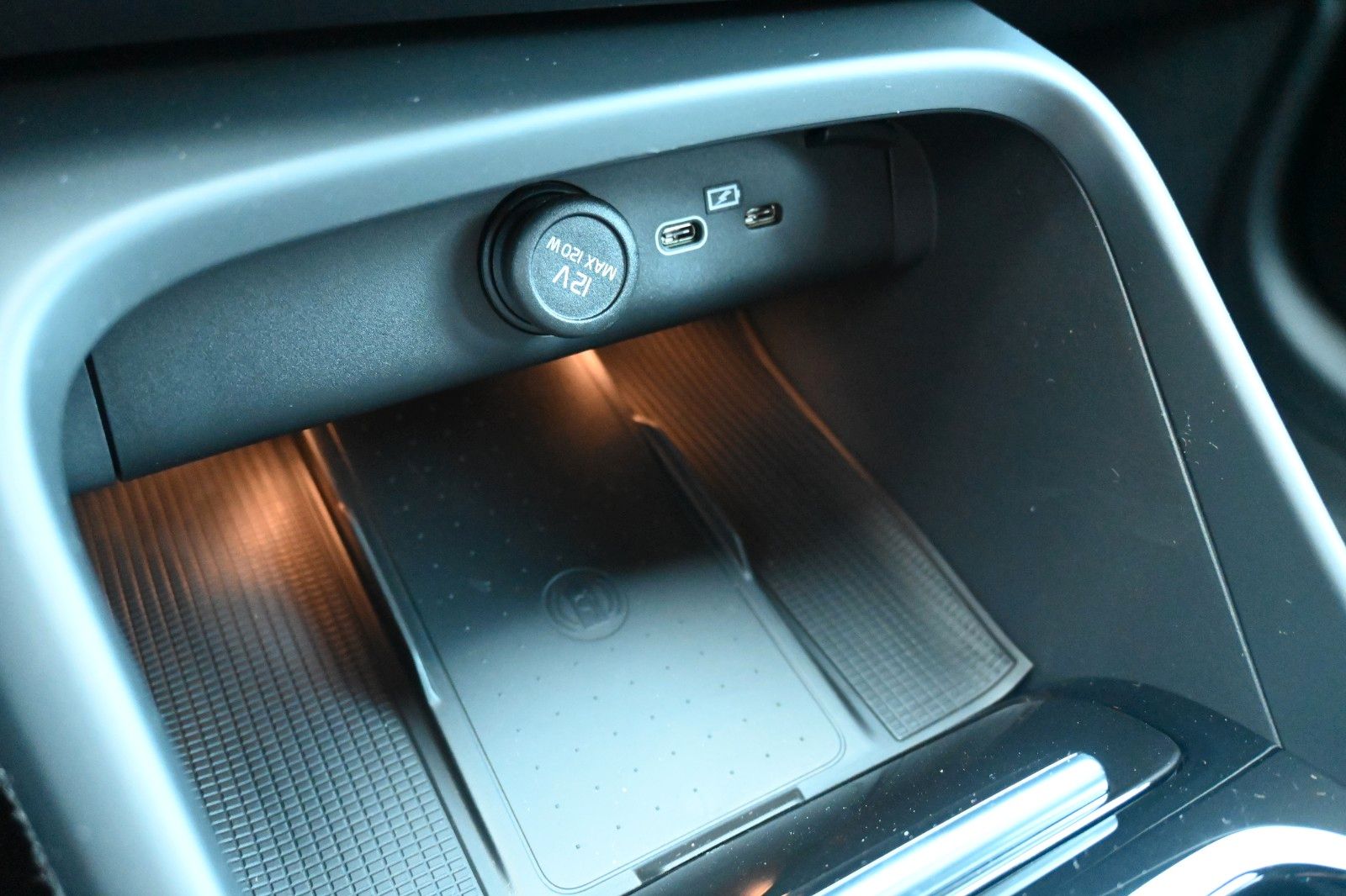 Volvo XC40 B4 DKG Plus Dark*FSHZG*360°*ACC*AHK