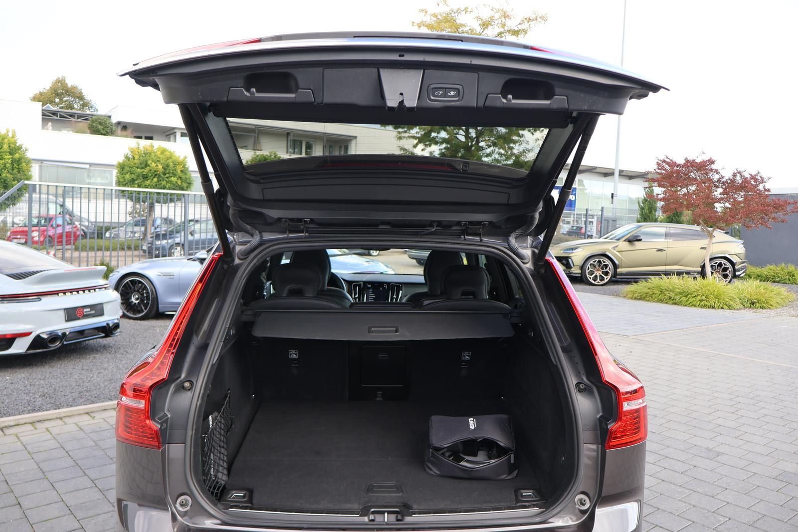 Volvo XC60  T8 AWD R Design Hybrid  Pano-AHK-FACELIFT