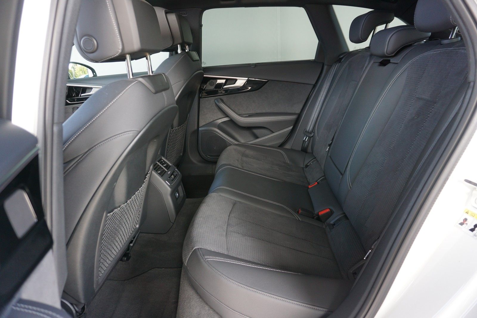 Audi A4 Avant 40 TDi S tronic S line - Samsaru's Car Outlet