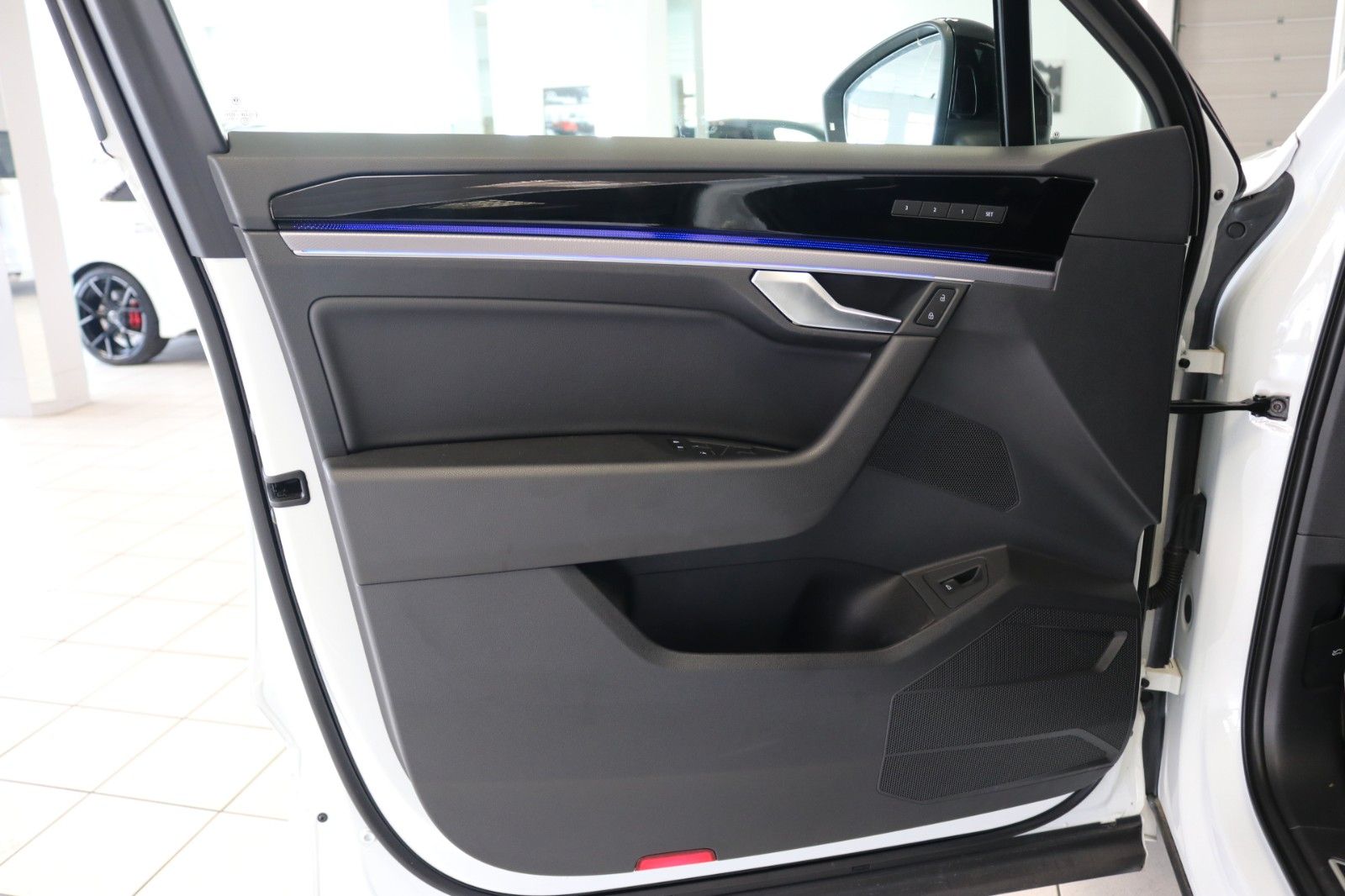 Volkswagen Touareg 2x R-Line Black - Samsaru's Car Outlet