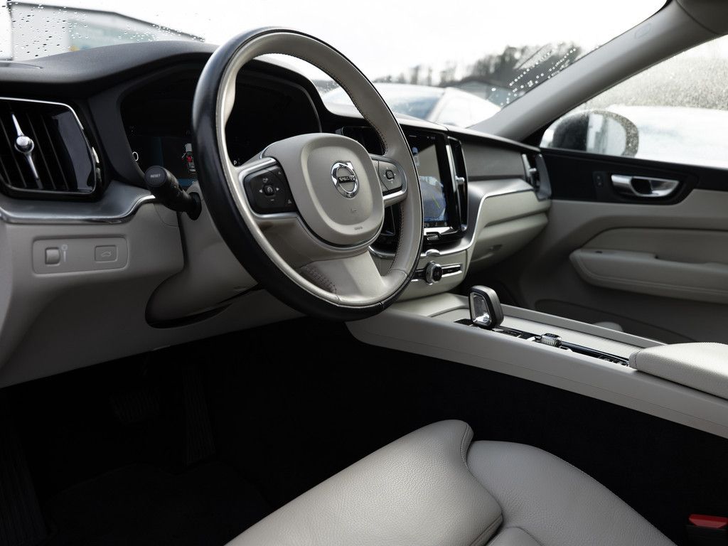 Volvo XC60 B4 Momentum Pro AWD STANDHZ LED PANO 360°