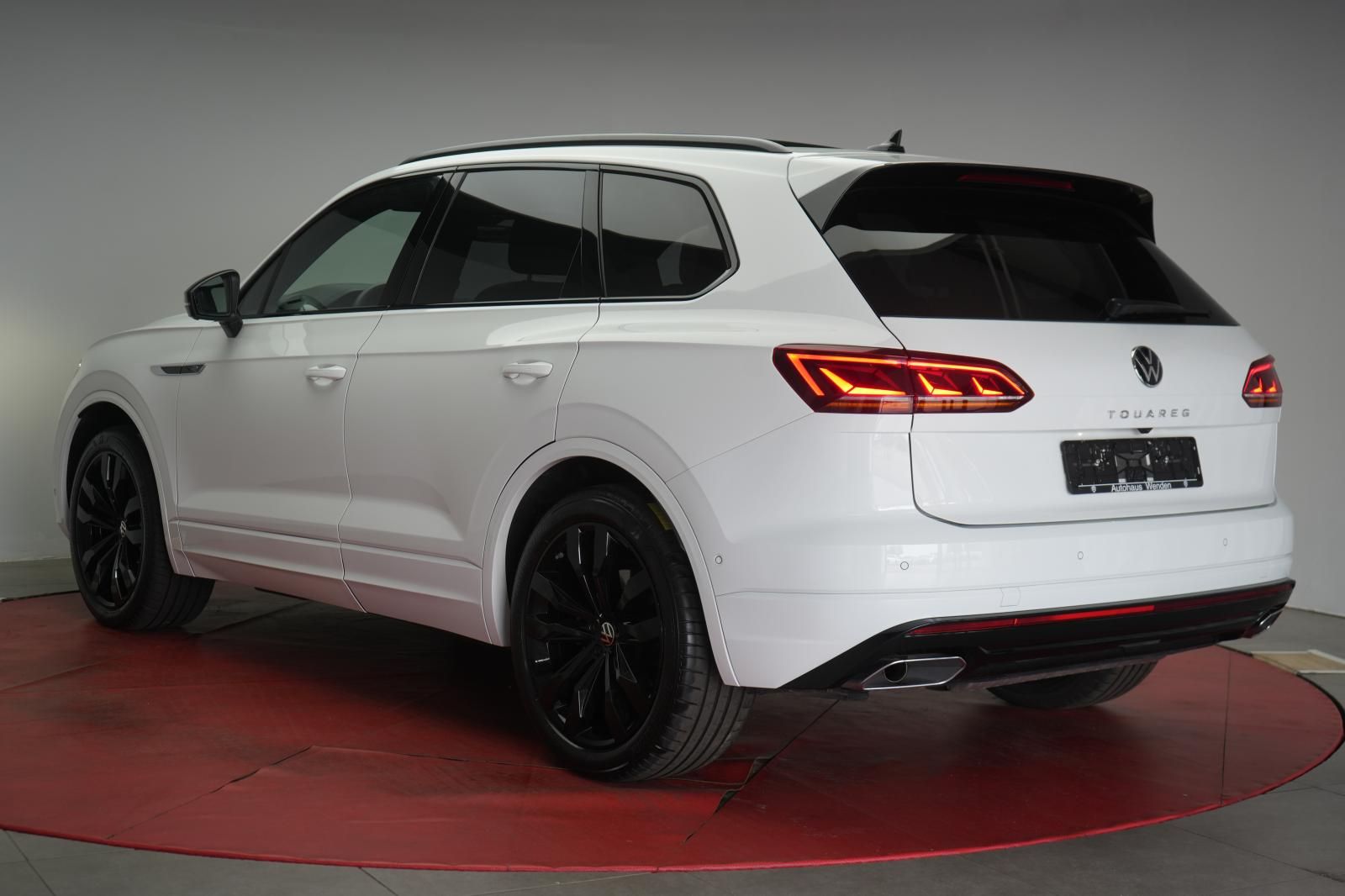Volkswagen Touareg 3.0 V6 TDI 4Motion R line - Samsaru's Car Outlet