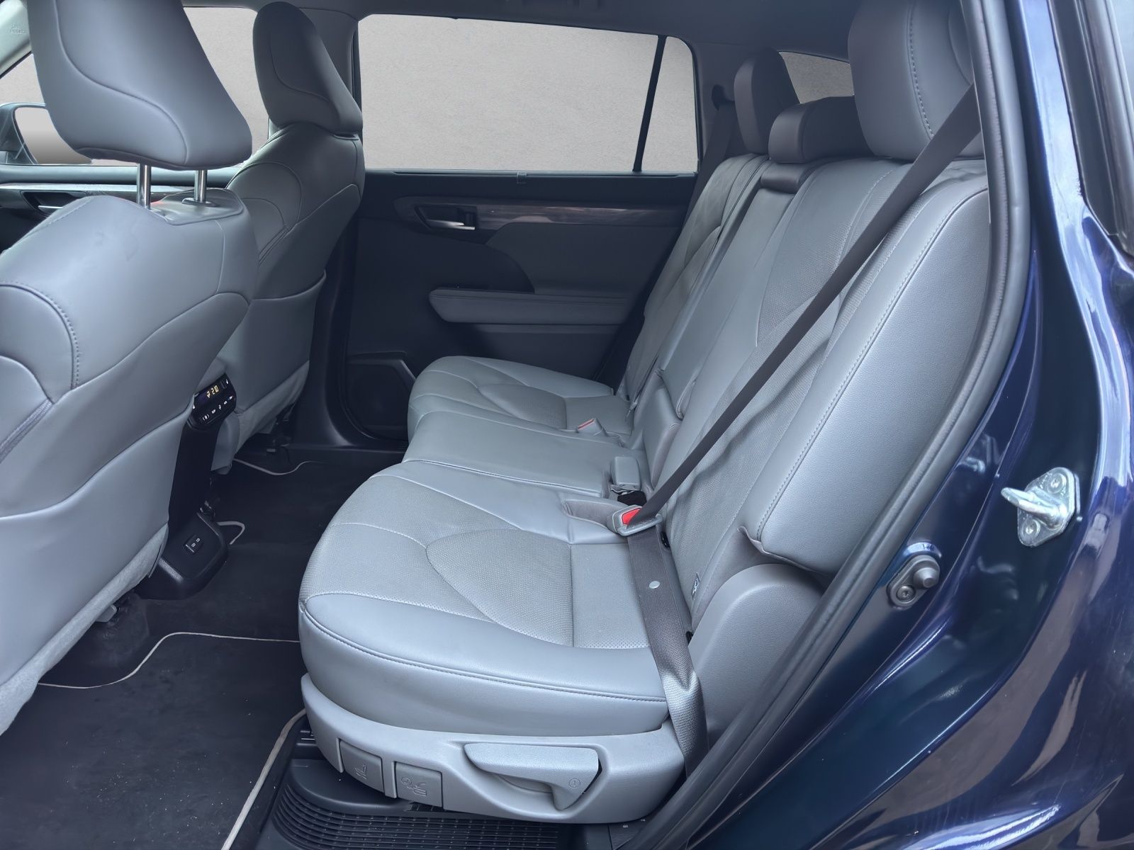 Toyota Highlander Hybrid Luxury 7 SITZER+LEDER+AHK+JBL
