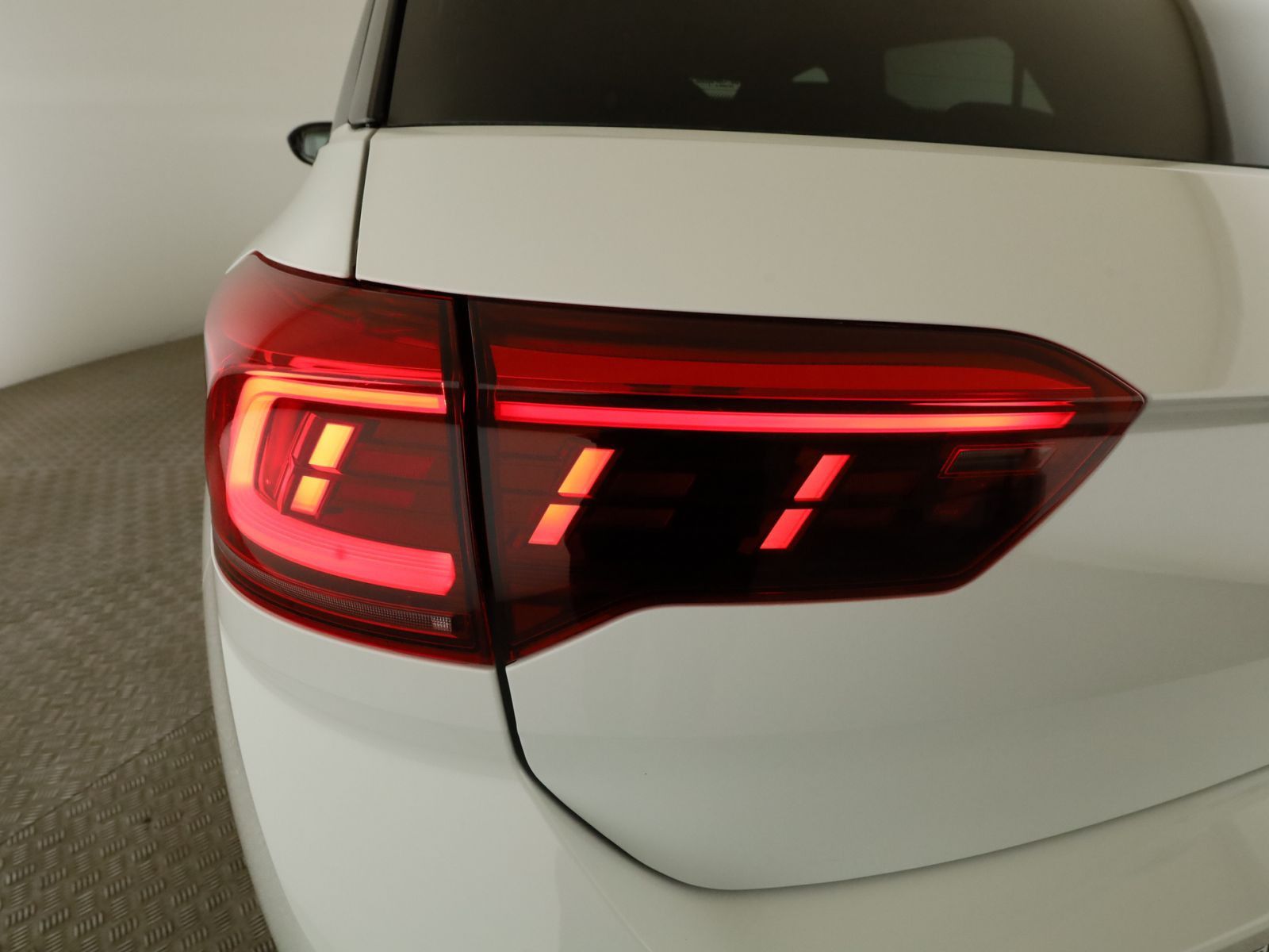 Volkswagen T-Roc 1.5 TSI R-Line - Samsaru's Car Outlet