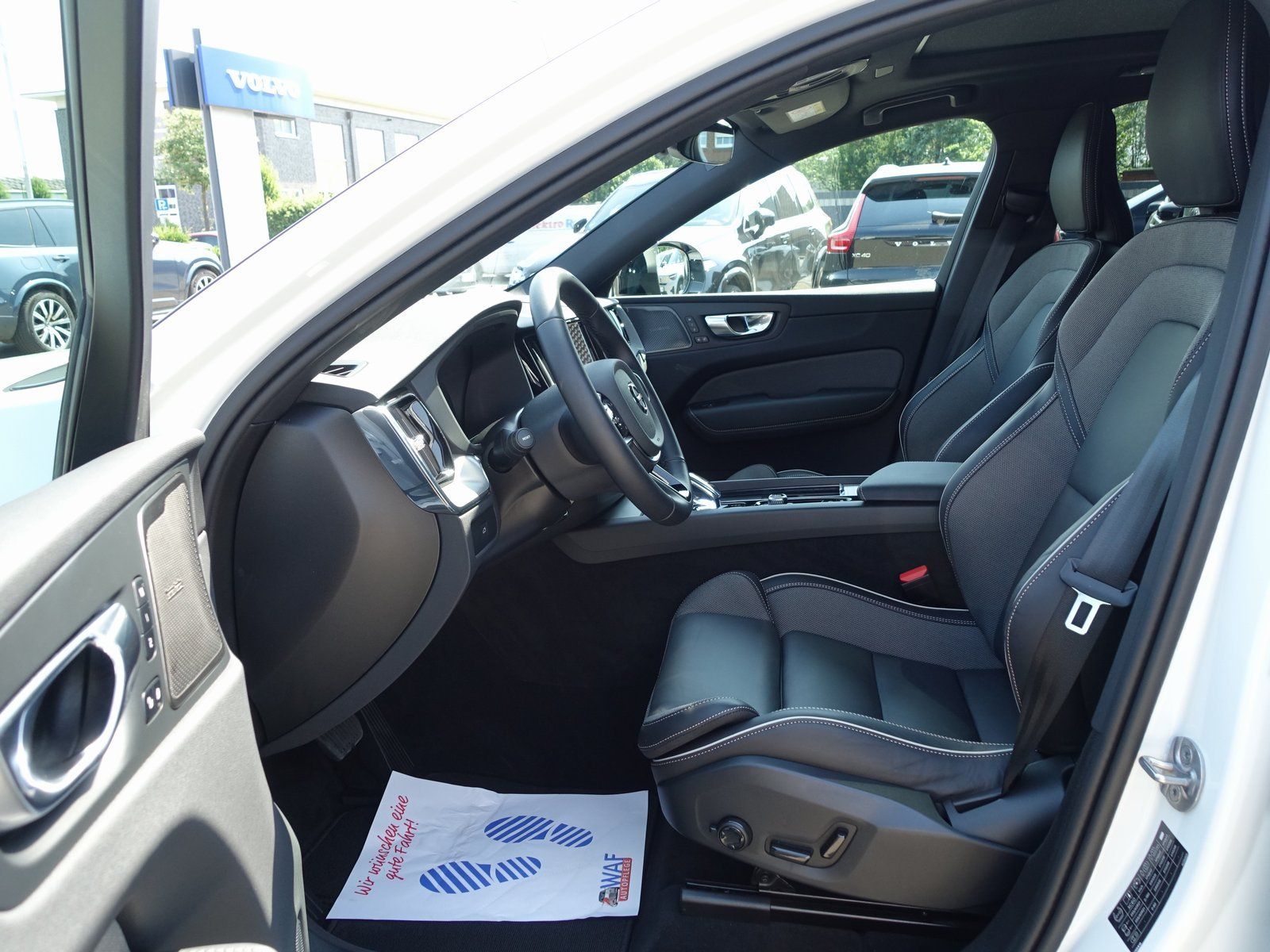 Volvo XC60 B5 AWD Plus - Samsaru's Car Outlet