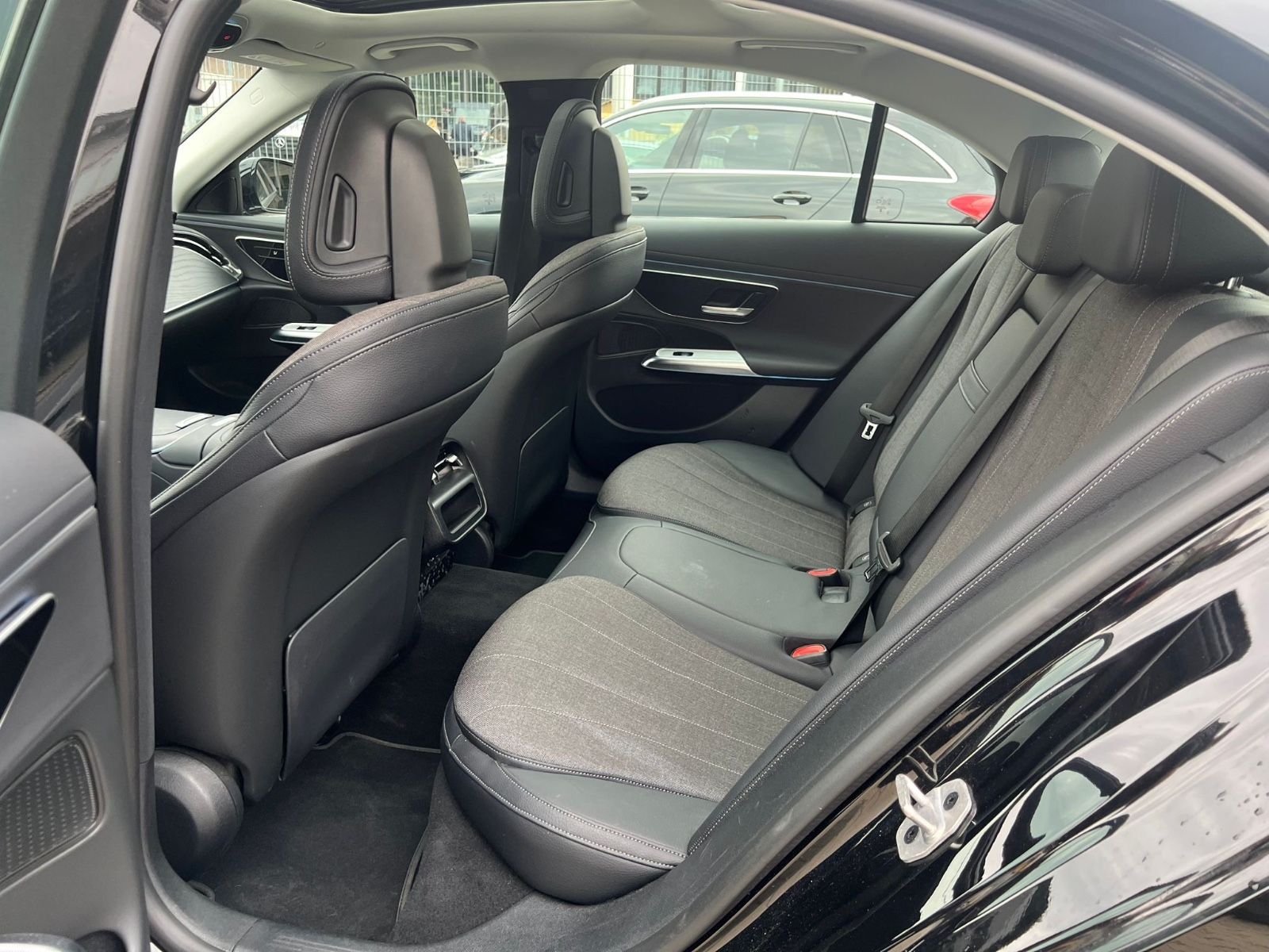 Mercedes-Benz E 200 - Samsaru's Car Outlet