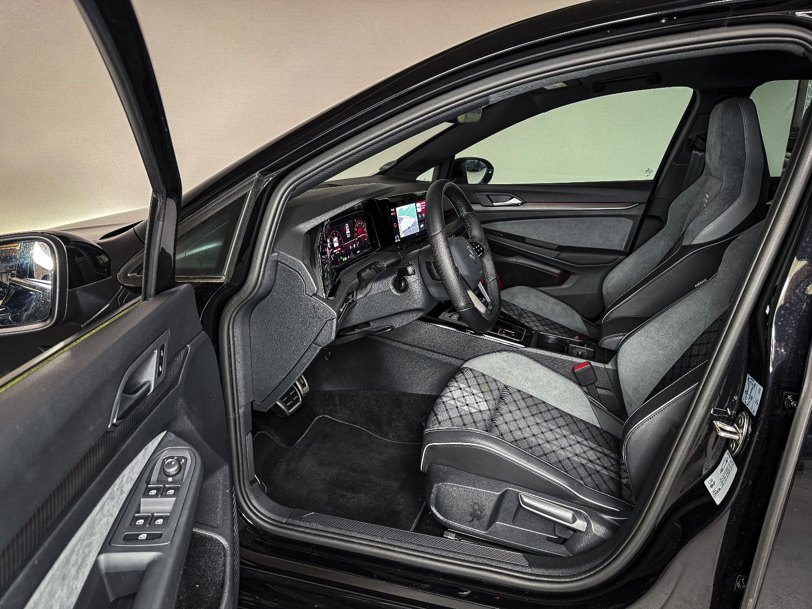Volkswagen Golf R-Line Black - Samsaru's Car Outlet