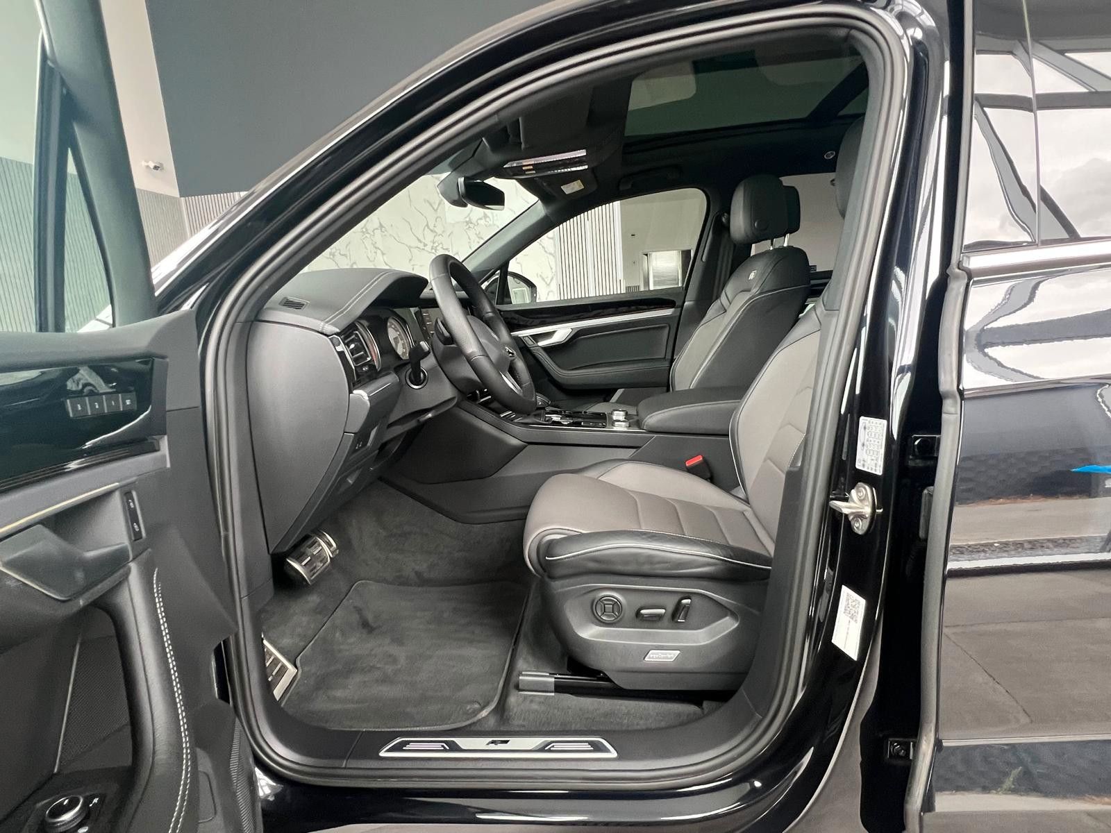 Volkswagen Touareg 3.0 TDI R-Line 4M - Samsaru's Car Outlet