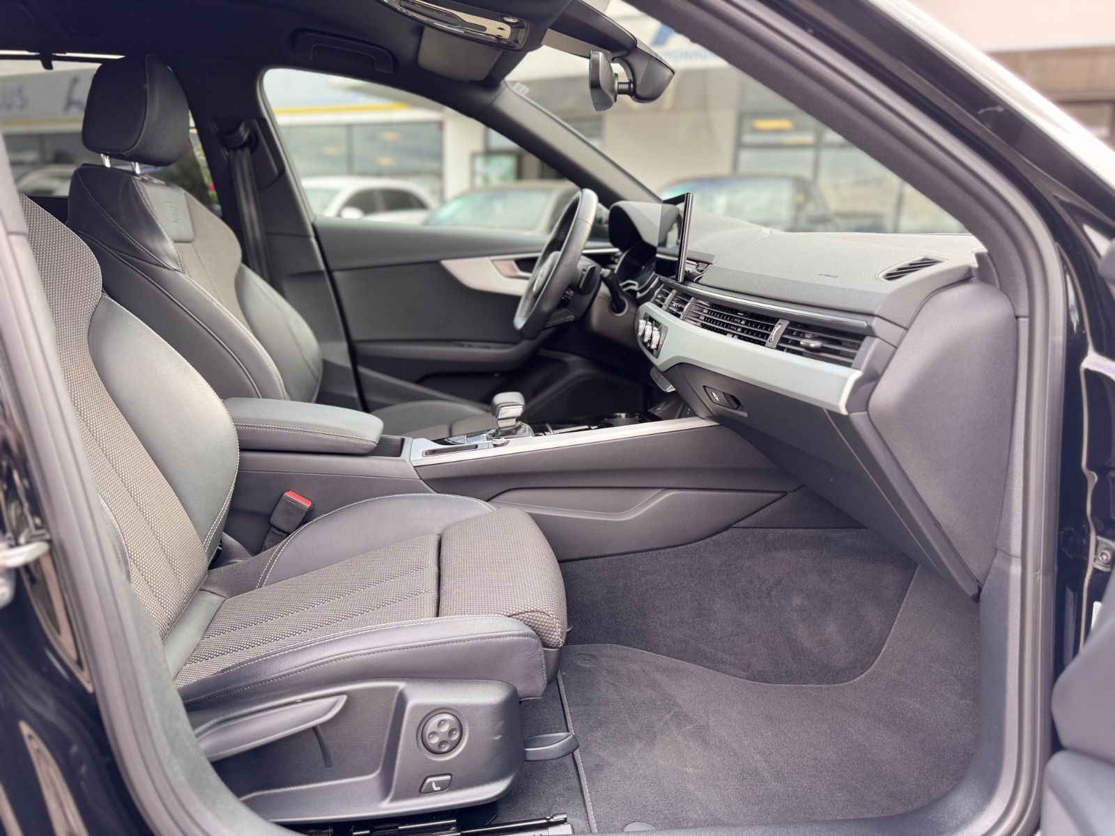 Audi A4 Avant 40 TFSI S line - Samsaru's Car Outlet
