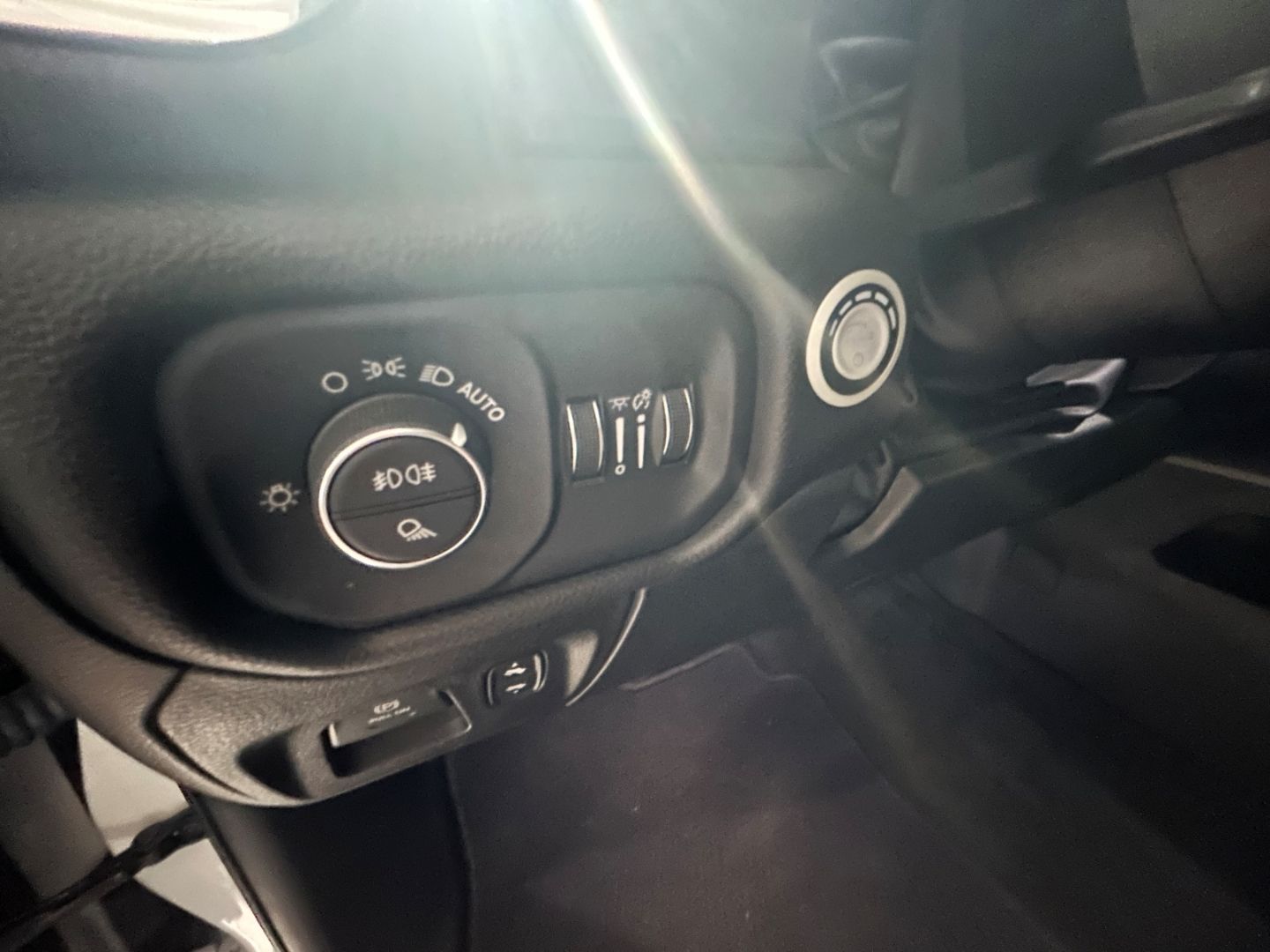 Dodge RAM Laramie Night, Luftfahrwerk, Pano, LED, V8