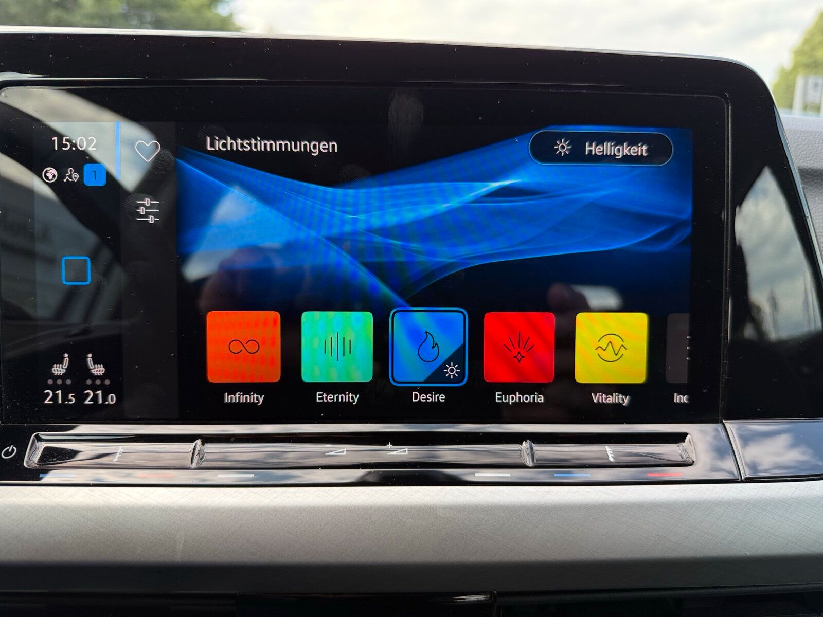 Volkswagen Golf VIII 1.5 eTSI Life - Samsaru's Car Outlet
