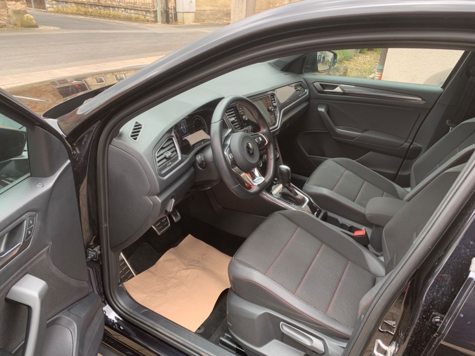 Volkswagen T-Roc Sport DSG - Samsaru's Car Outlet