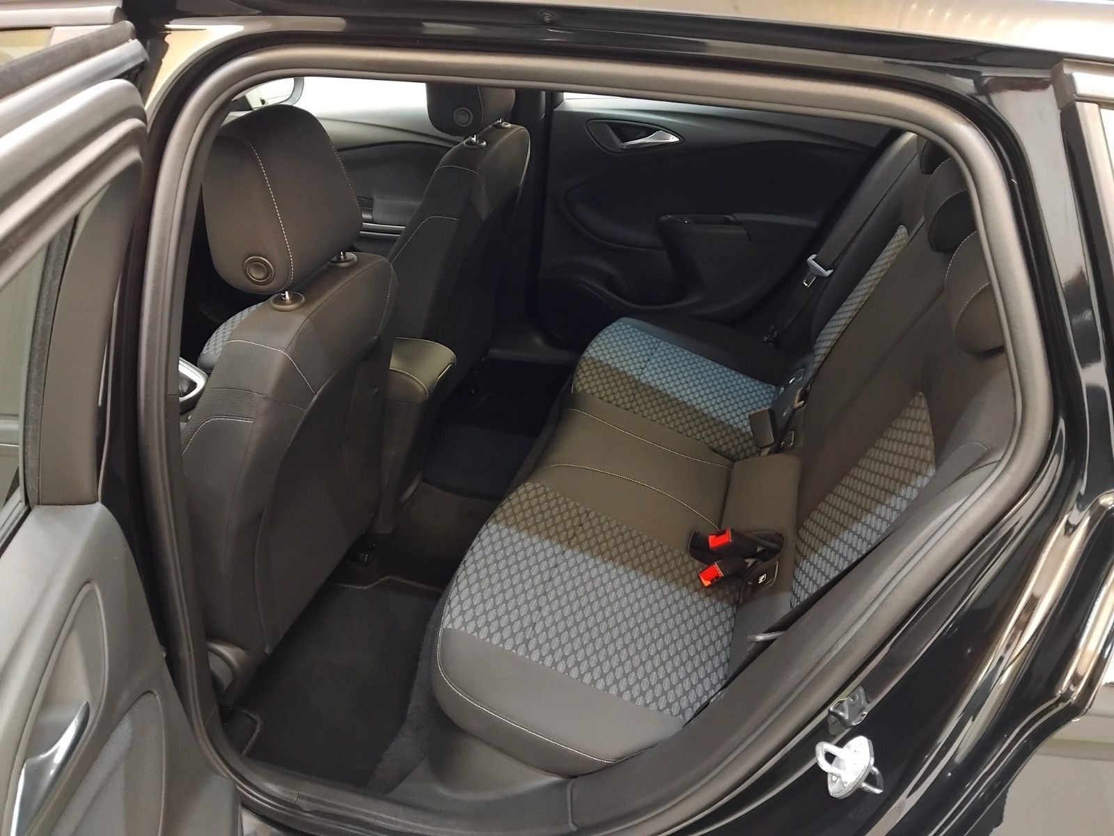 Opel Astra Sports Tourer 1.5 D Edition - Samsaru's Car Outlet