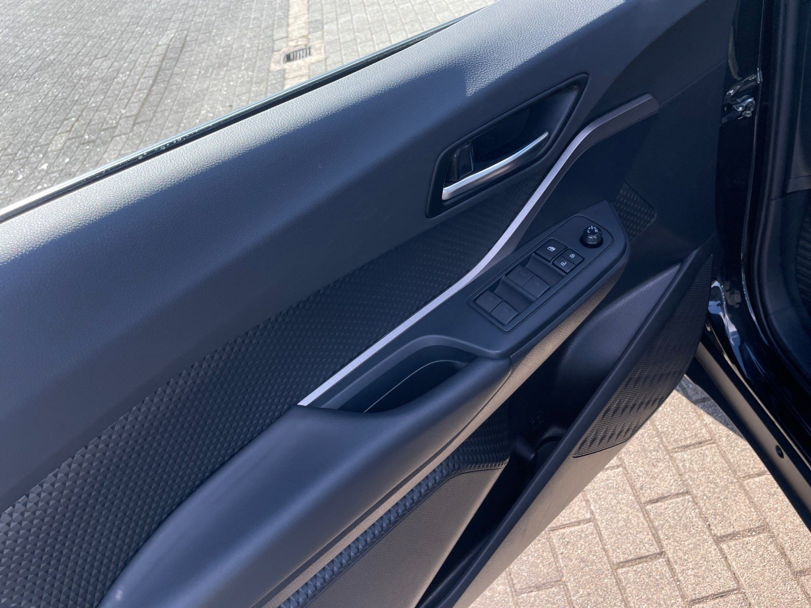 Toyota C-HR 1.8-l-Hybrid 5-Flow - Samsaru's Car Outlet