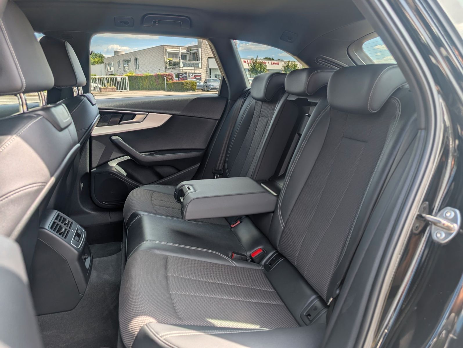 Audi A4 Avant 40 TFSI S line - Samsaru's Car Outlet