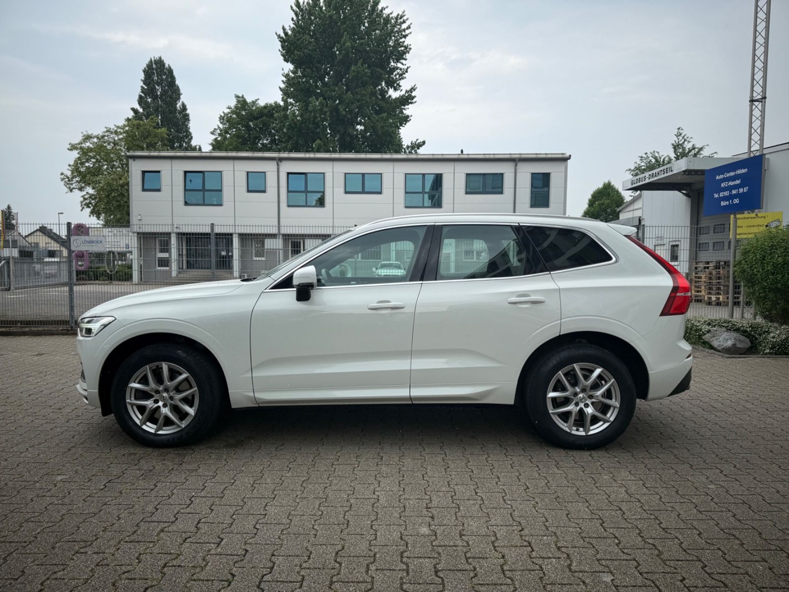 Volvo XC60 Momentum Pro AWD - Samsaru's Car Outlet