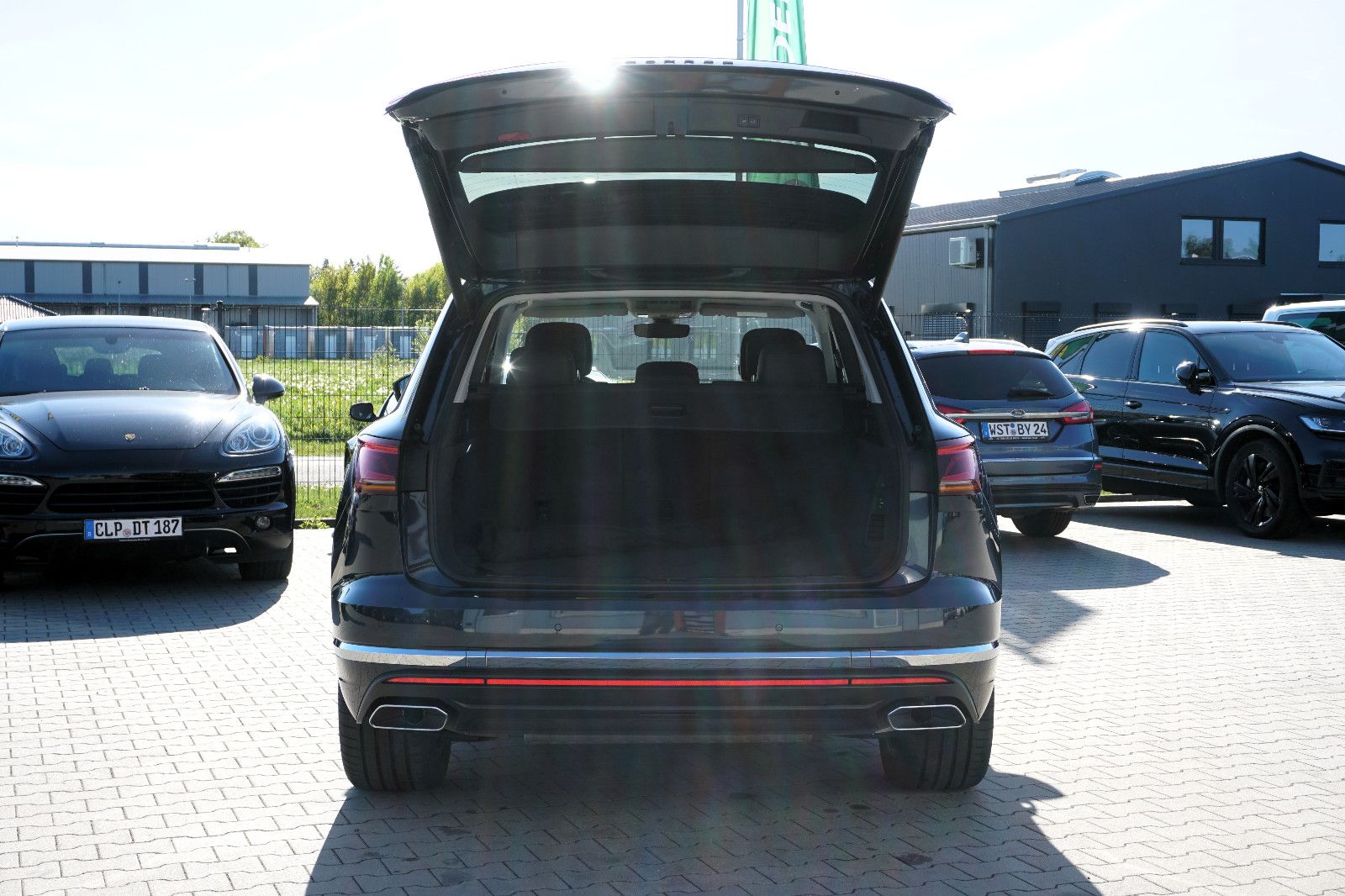 Volkswagen Touareg Elegance 4Motion - Samsaru's Car Outlet