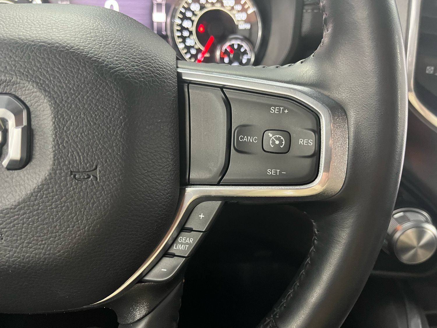 Dodge RAM 5,7l V8 *LARAMIE/12 Zoll Display/LED/AHK/SHZ