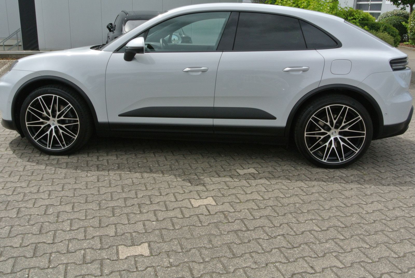 Porsche Macan E - Samsaru's Car Outlet