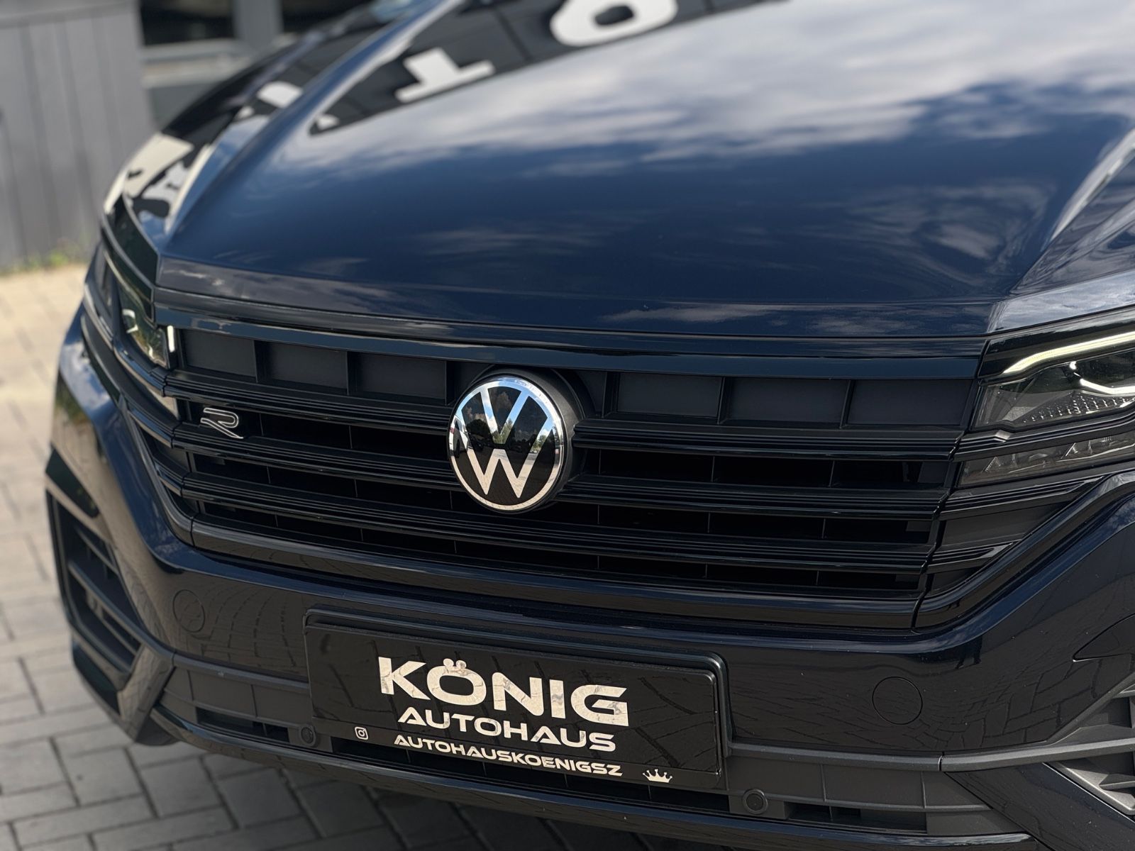 Volkswagen Touareg R-Line 4M Black - Samsaru's Car Outlet