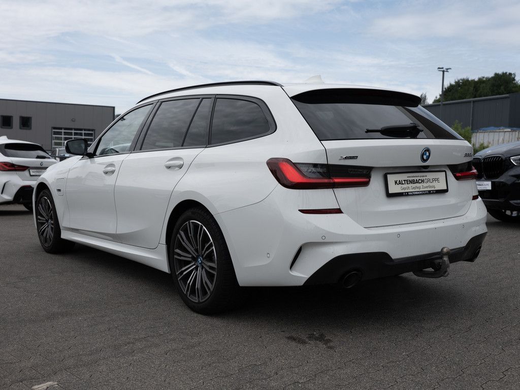 BMW 330e Touring xDrive M-Sport PANO AHK HUD LASER