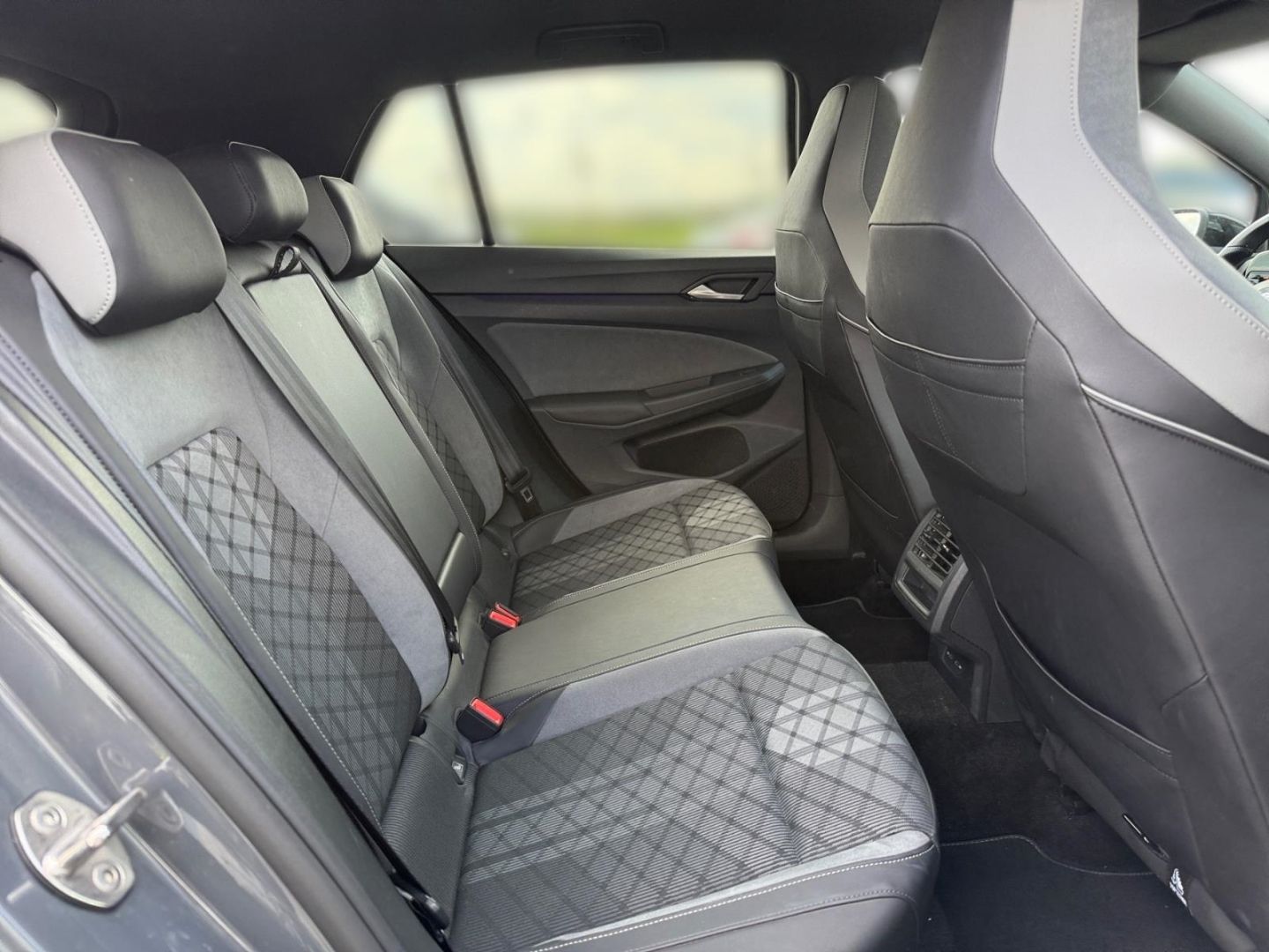Volkswagen Golf 8 VIII R-Line 1.5 eTSI - Samsaru's Car Outlet