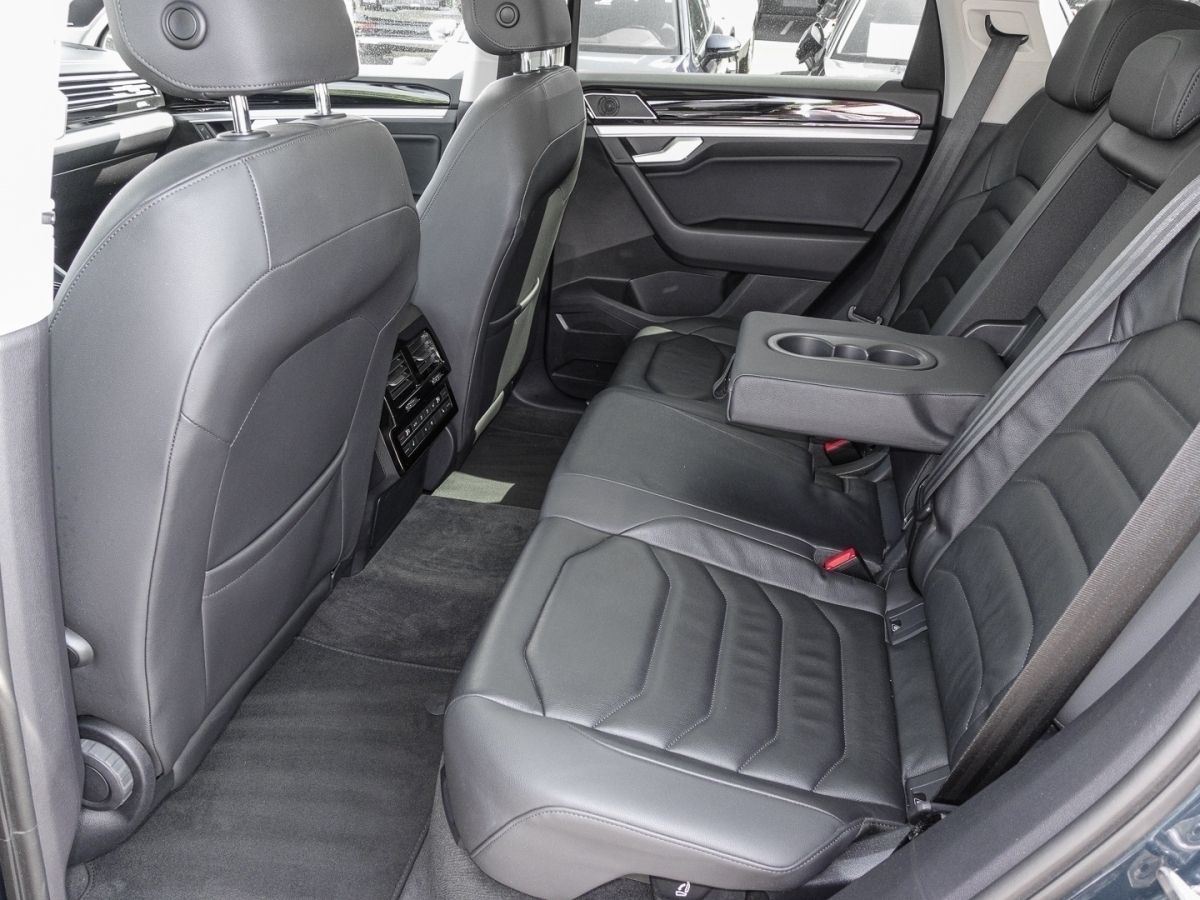 Volkswagen Touareg 3.0 eTSI eHybrid 4Motion - Samsaru's Car Outlet