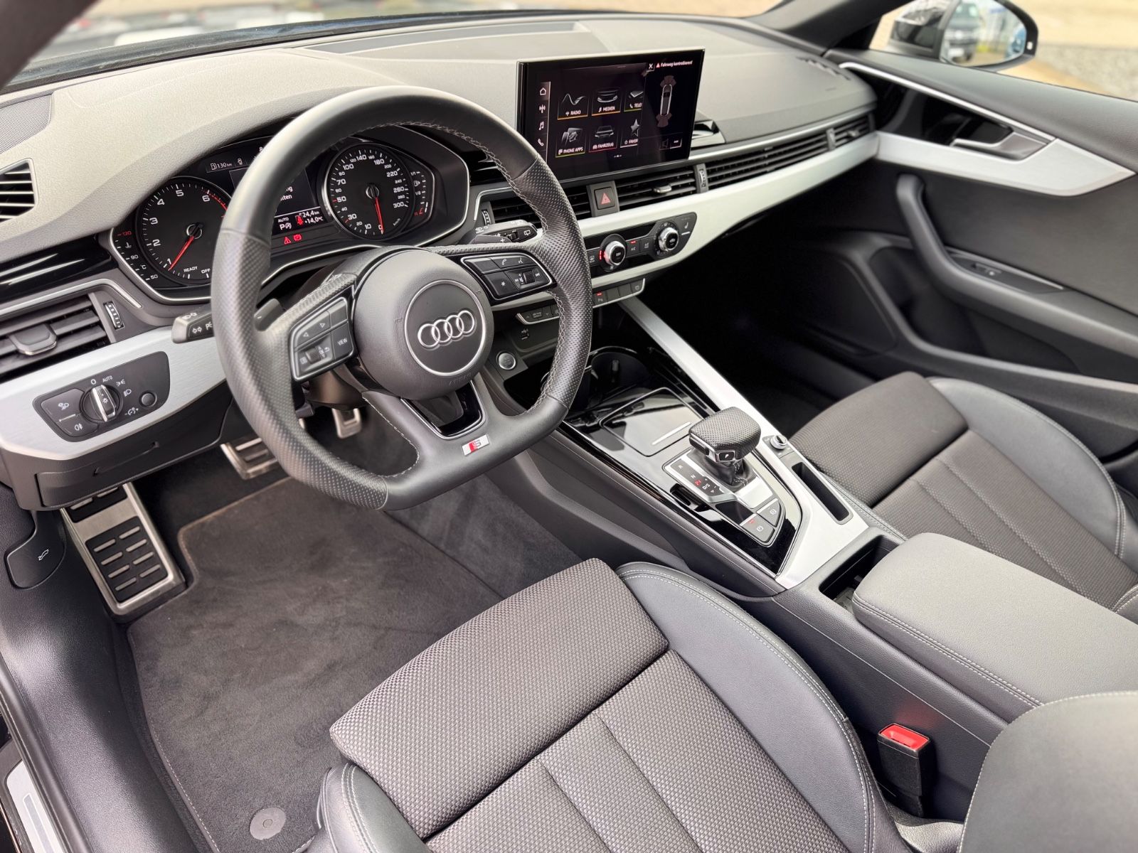 Audi A4 Avant 40 TFSI S line - Samsaru's Car Outlet