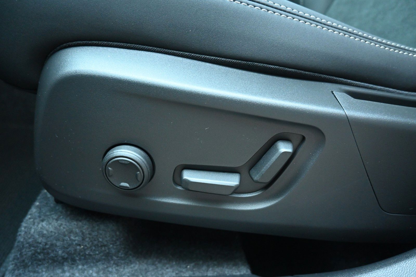 Volvo XC40 B4 DKG Plus Dark*FSHZG*360°*ACC*Allwetter*