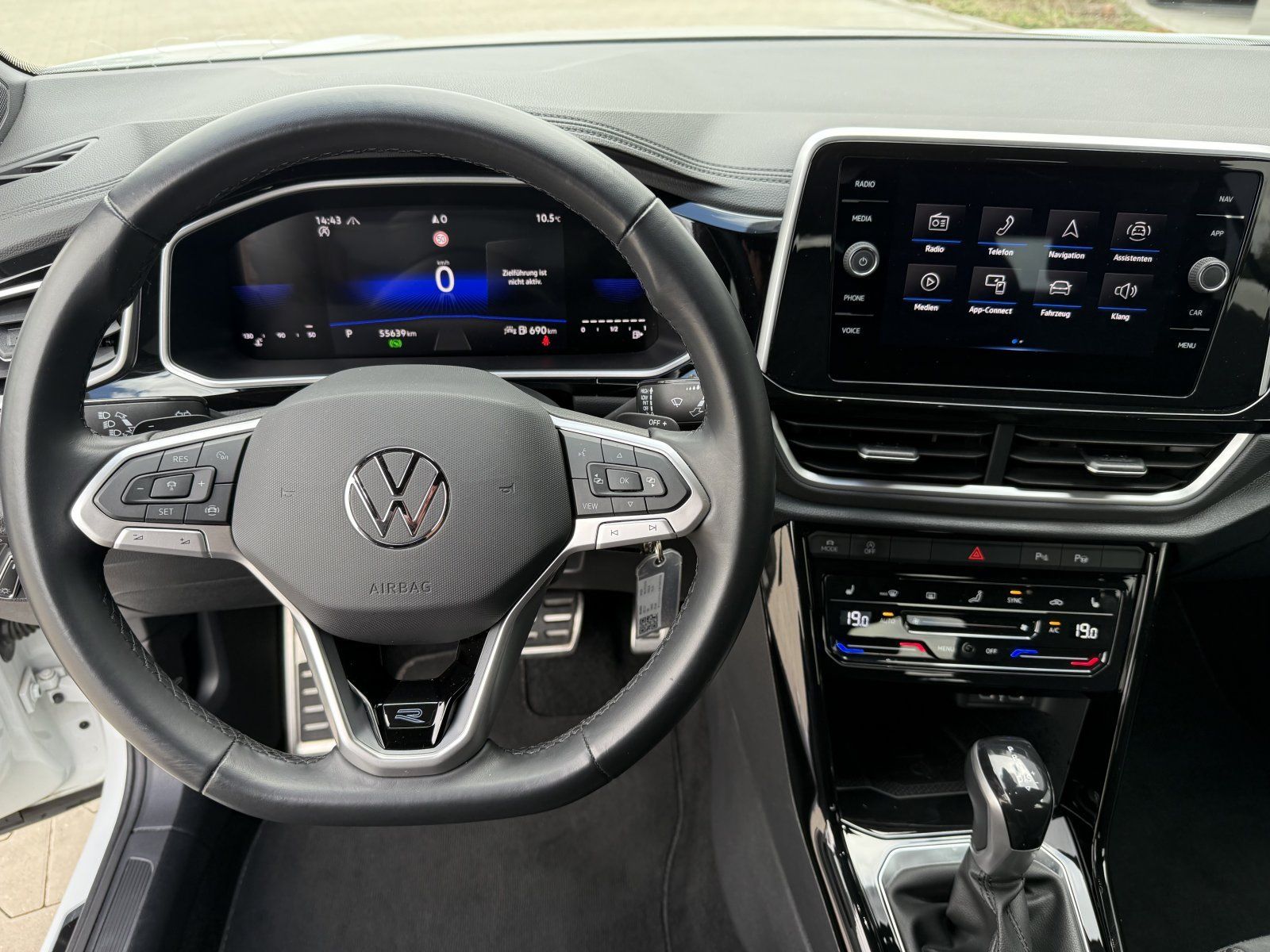 Volkswagen T-Roc 2.0 TDI R-Line - Samsaru's Car Outlet