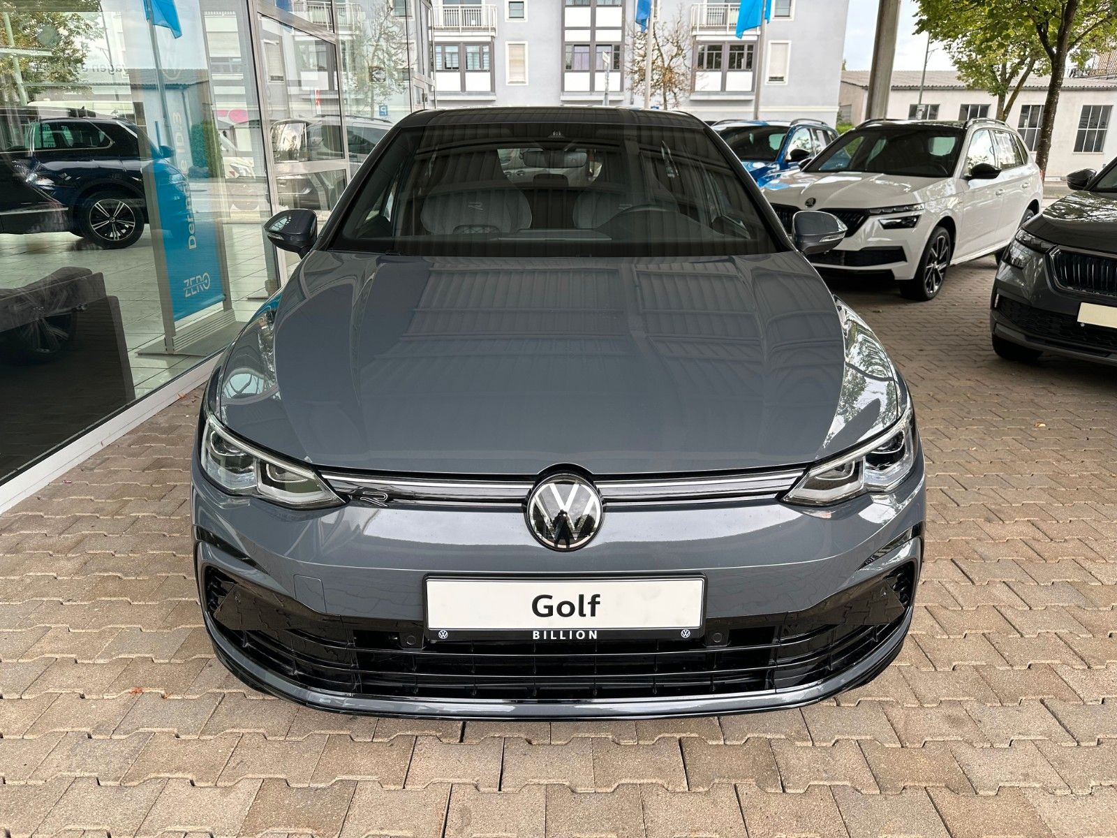 Volkswagen Golf VIII 1.5 eTSI OPF DSG R-Line - Samsaru's Car Outlet