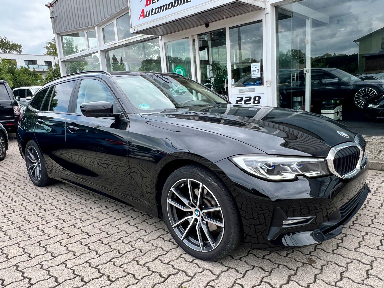 BMW 320i - Samsaru's Car Outlet