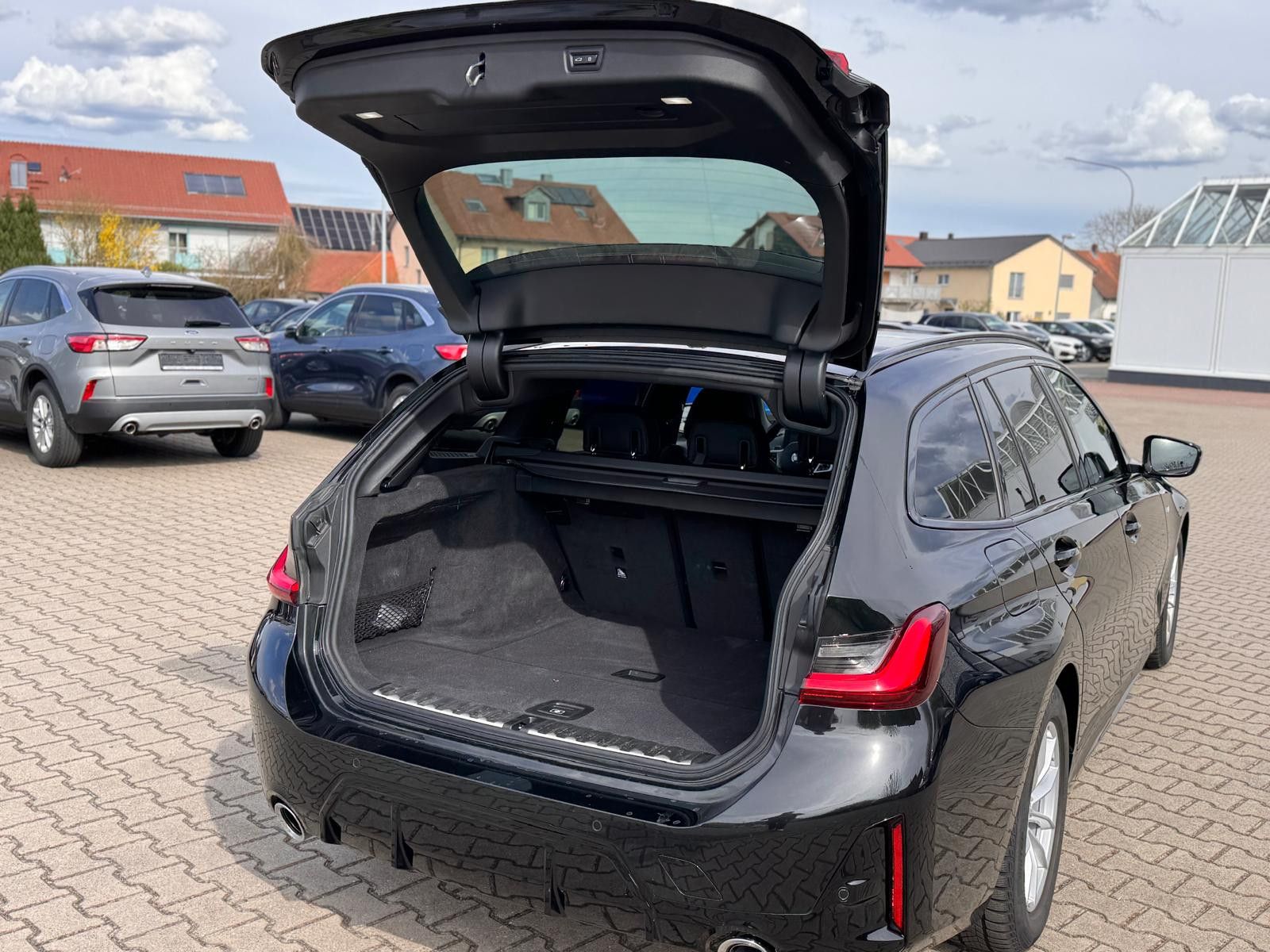 BMW 320 d Touring M-Sport - Samsaru's Car Outlet