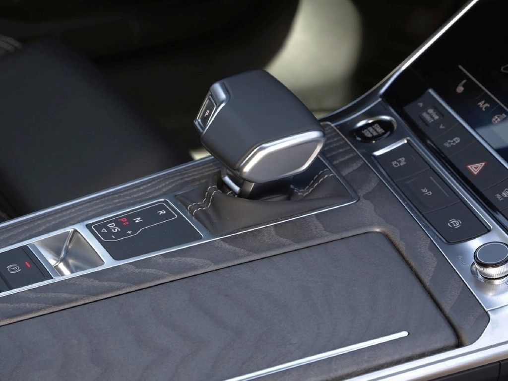 Audi A6 Avant 55 TFSI e Q S line - Samsaru's Car Outlet