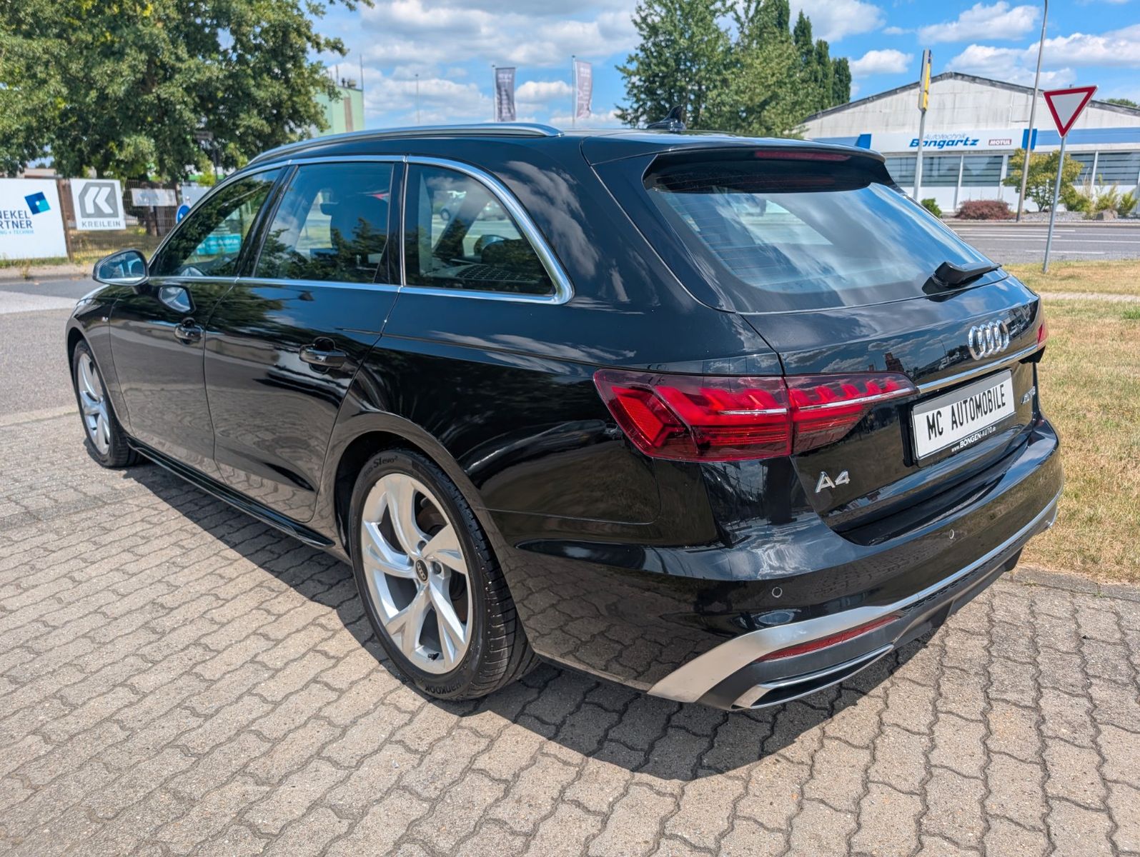 Audi A4 Avant 40 TFSI S line - Samsaru's Car Outlet