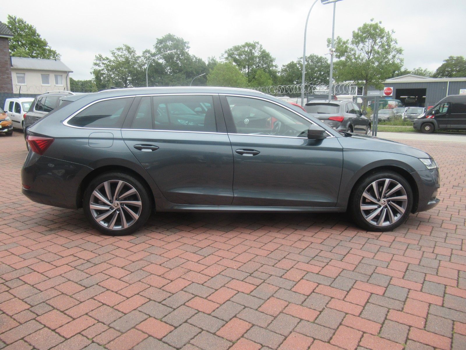 Skoda Octavia Combi Style iV - Samsaru's Car Outlet