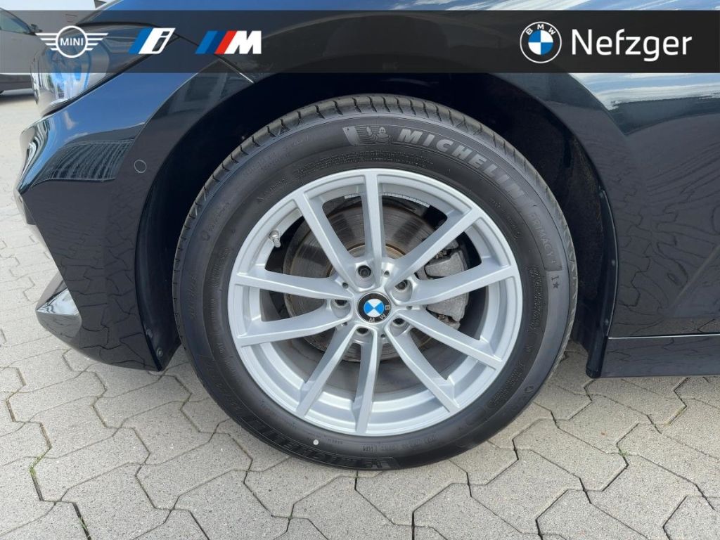 BMW 320 i xDrive Limousine LED RFK LED Ambiente