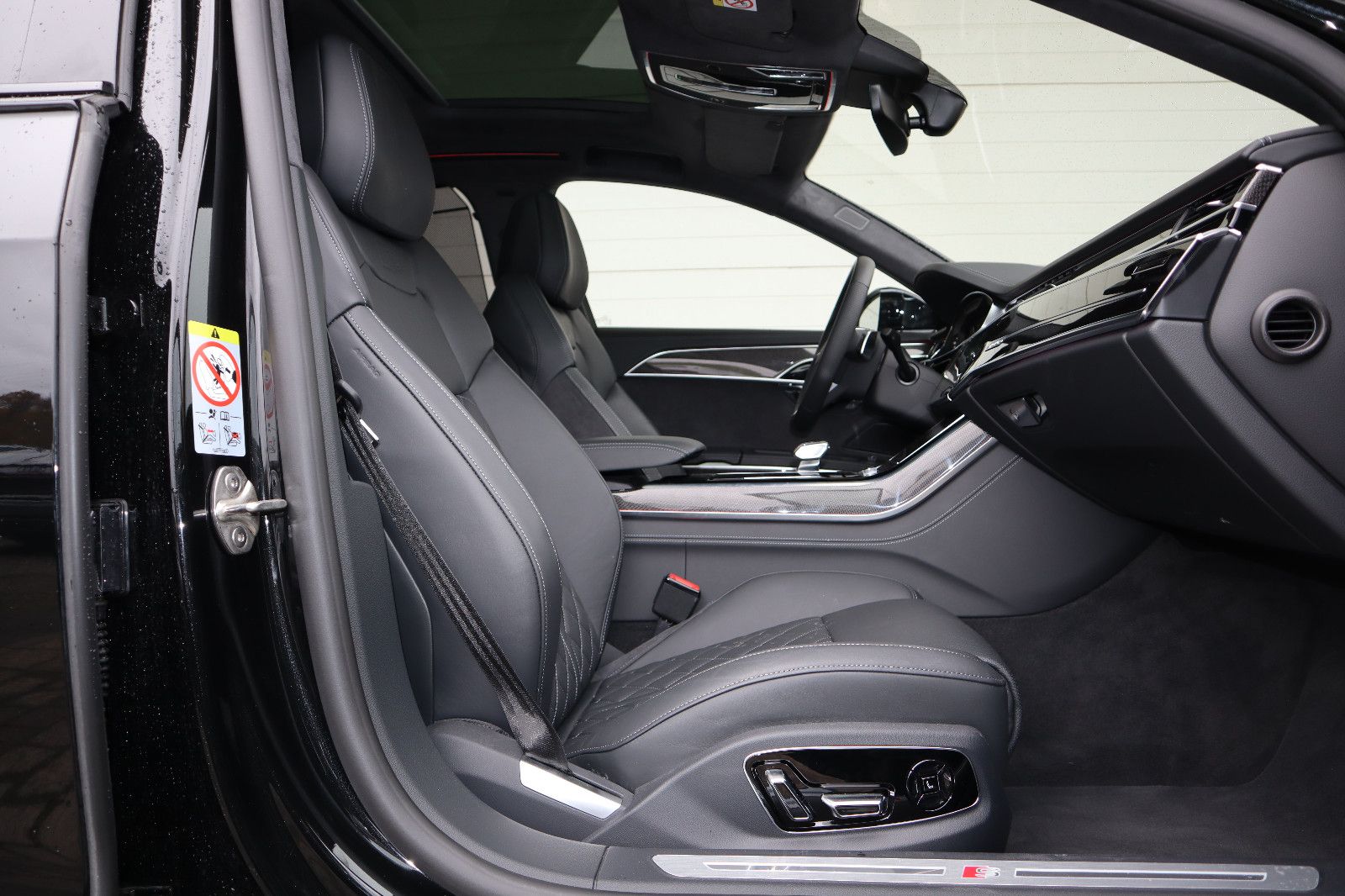 Audi A8L 60 TFSIe lang S-Line - Samsaru's Car Outlet