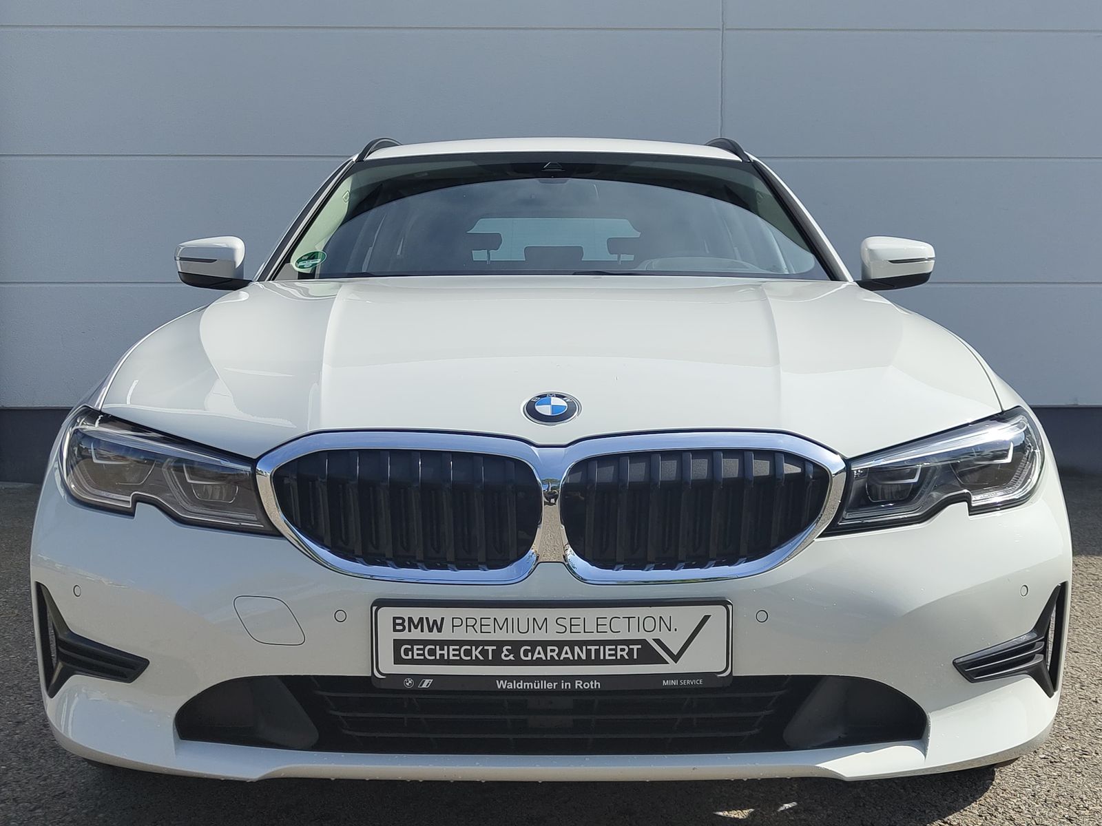 BMW 320i Touring Advantage - Samsaru's Car Outlet