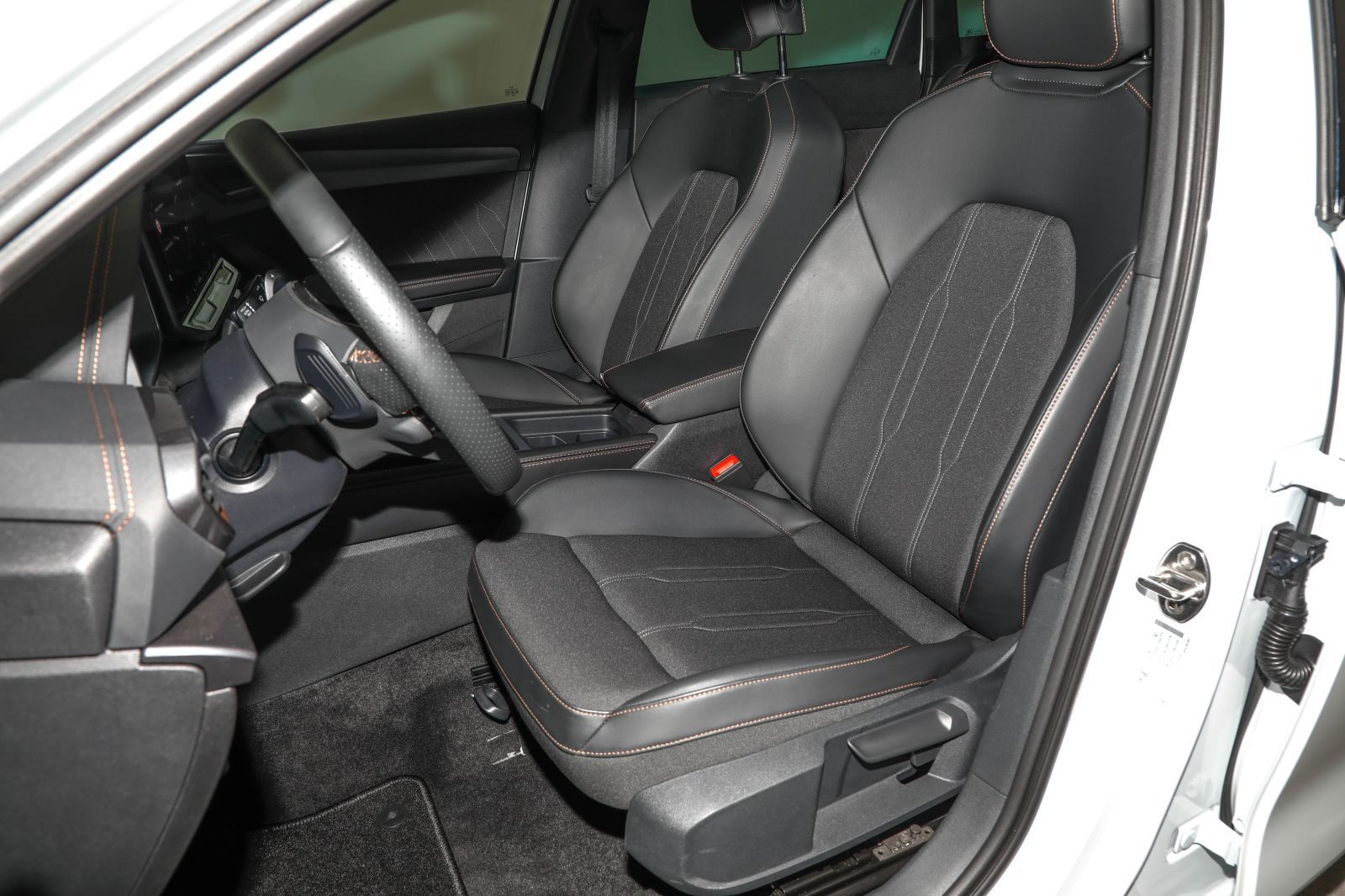 Seat Leon ST 2.0 TDI DSG AHK Kamera Navi ACC Keyless