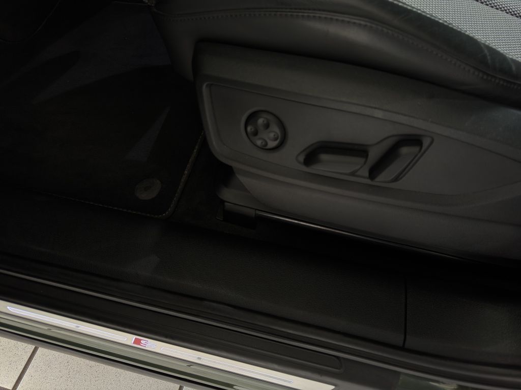 Audi Q5 50 TFSIe quattro S tronic S-line - Samsaru's Car Outlet