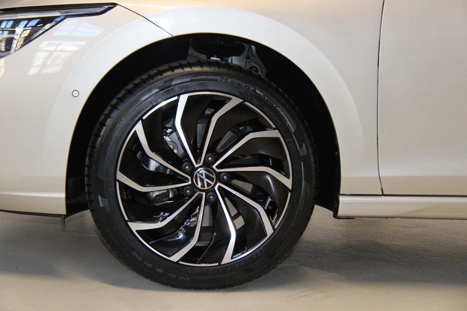 Volkswagen Golf 8 Variant 1.5 eTSI DSG - Samsaru's Car Outlet