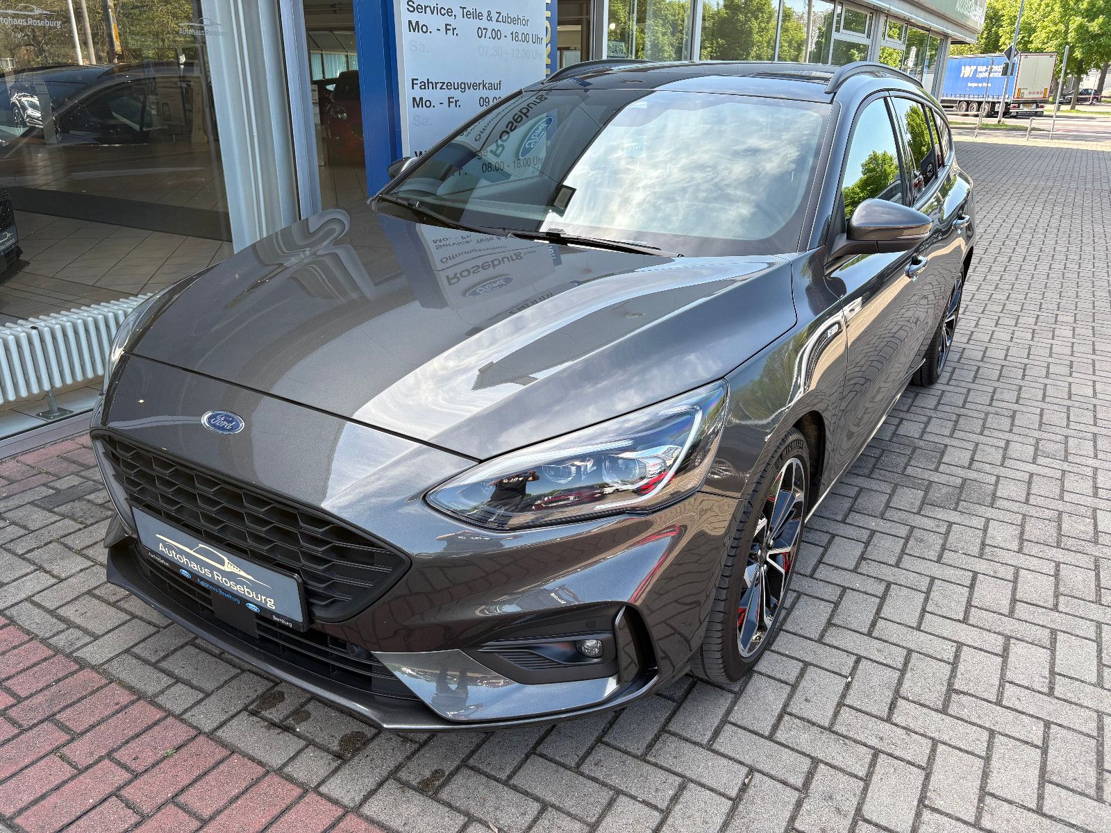 Ford Focus Turnier ST-Line X AHK NAVI LED PANO-SD EHK