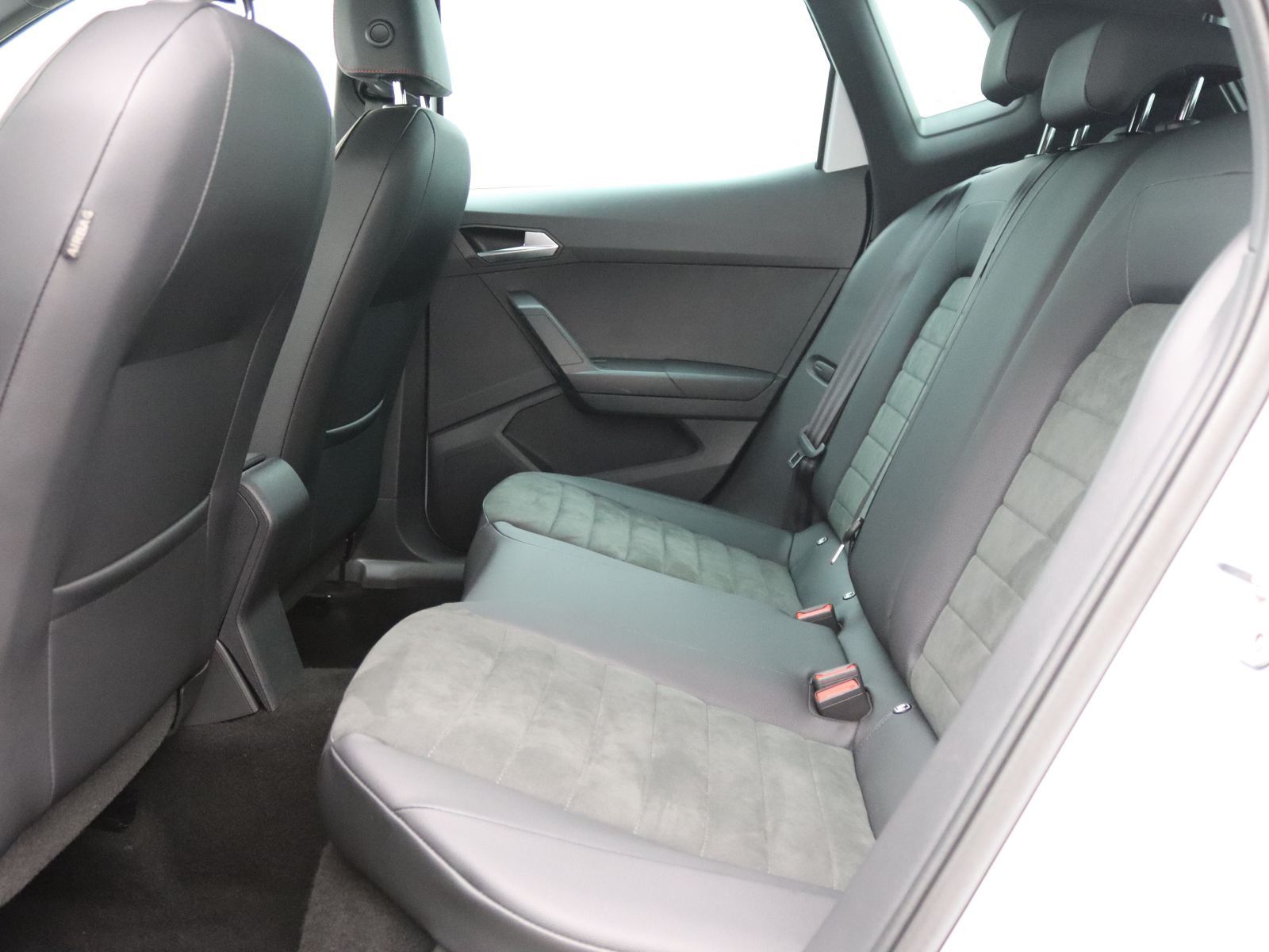 Seat Arona FR 1.5 TSI DSG / Navi, FullLink, AHK, LED