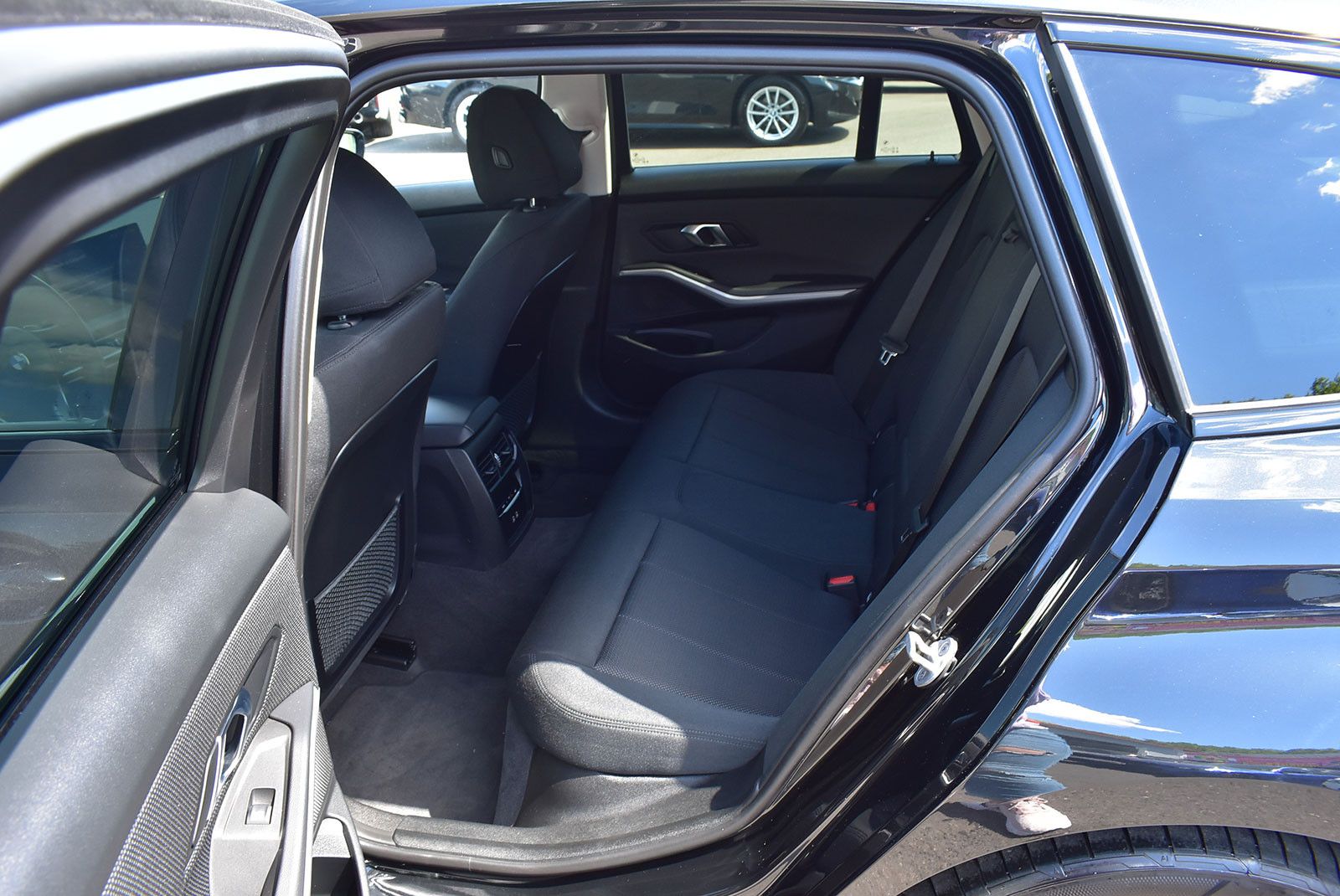 BMW 320 d xDrive - Samsaru's Car Outlet