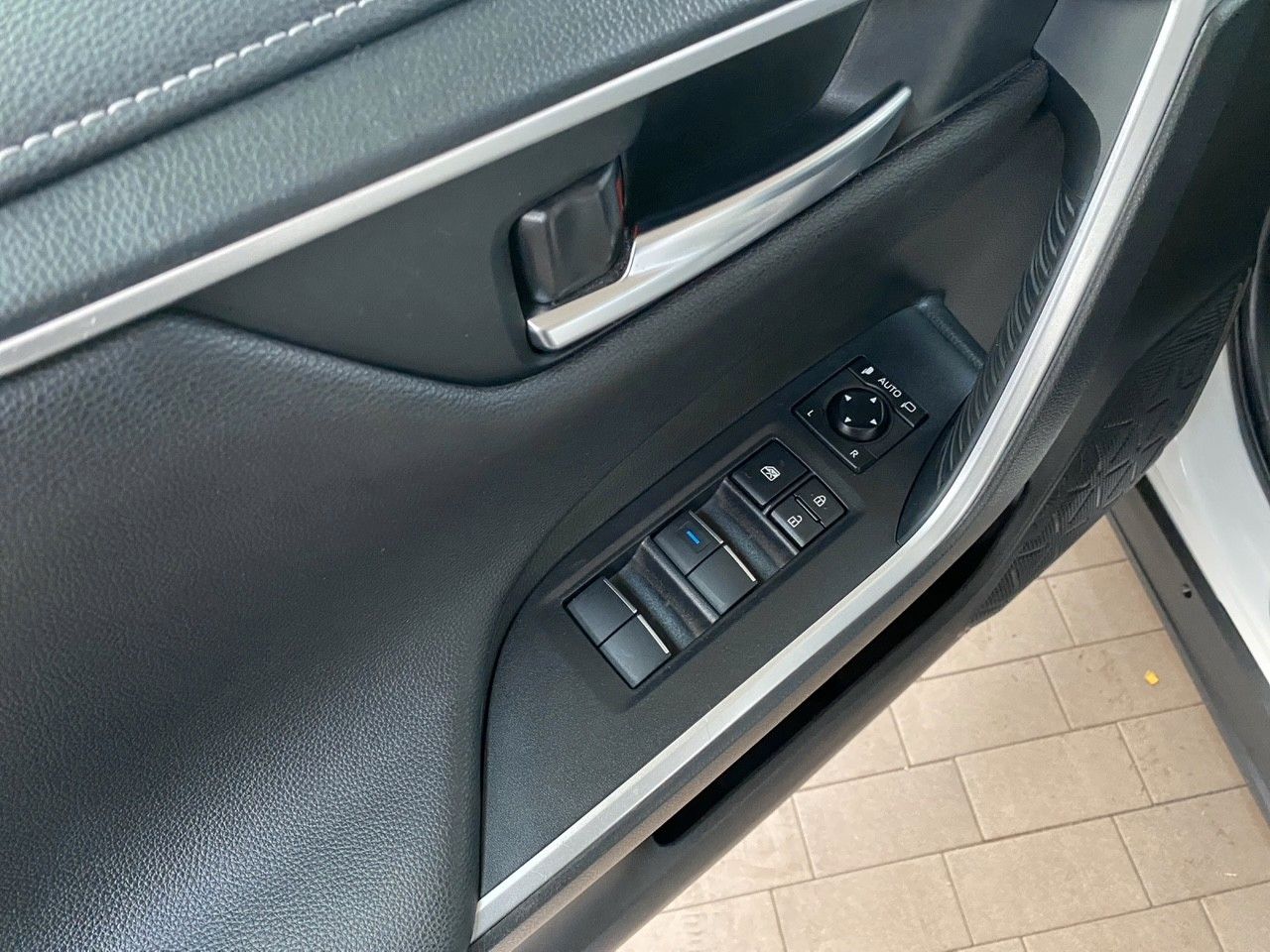 Toyota RAV 4 RAV4 Hybrid 4x4 - Samsaru's Car Outlet