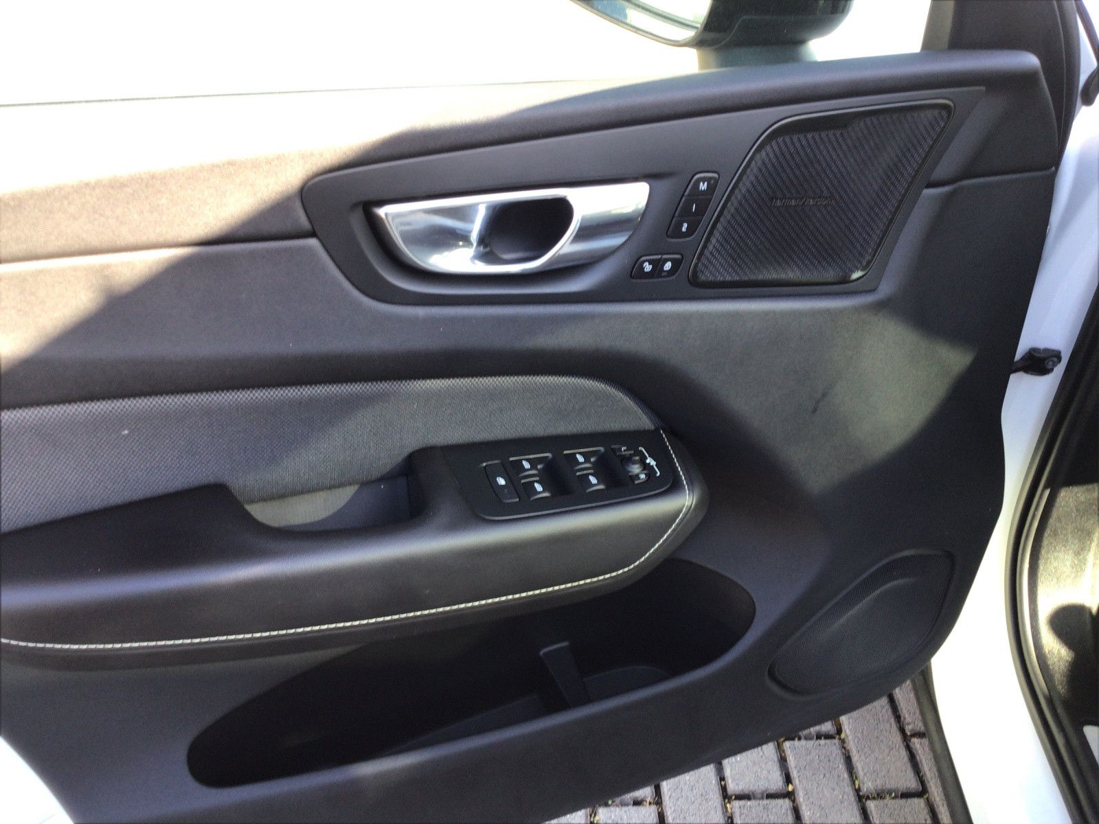 Volvo XC60 B5 AWD R Design - Samsaru's Car Outlet
